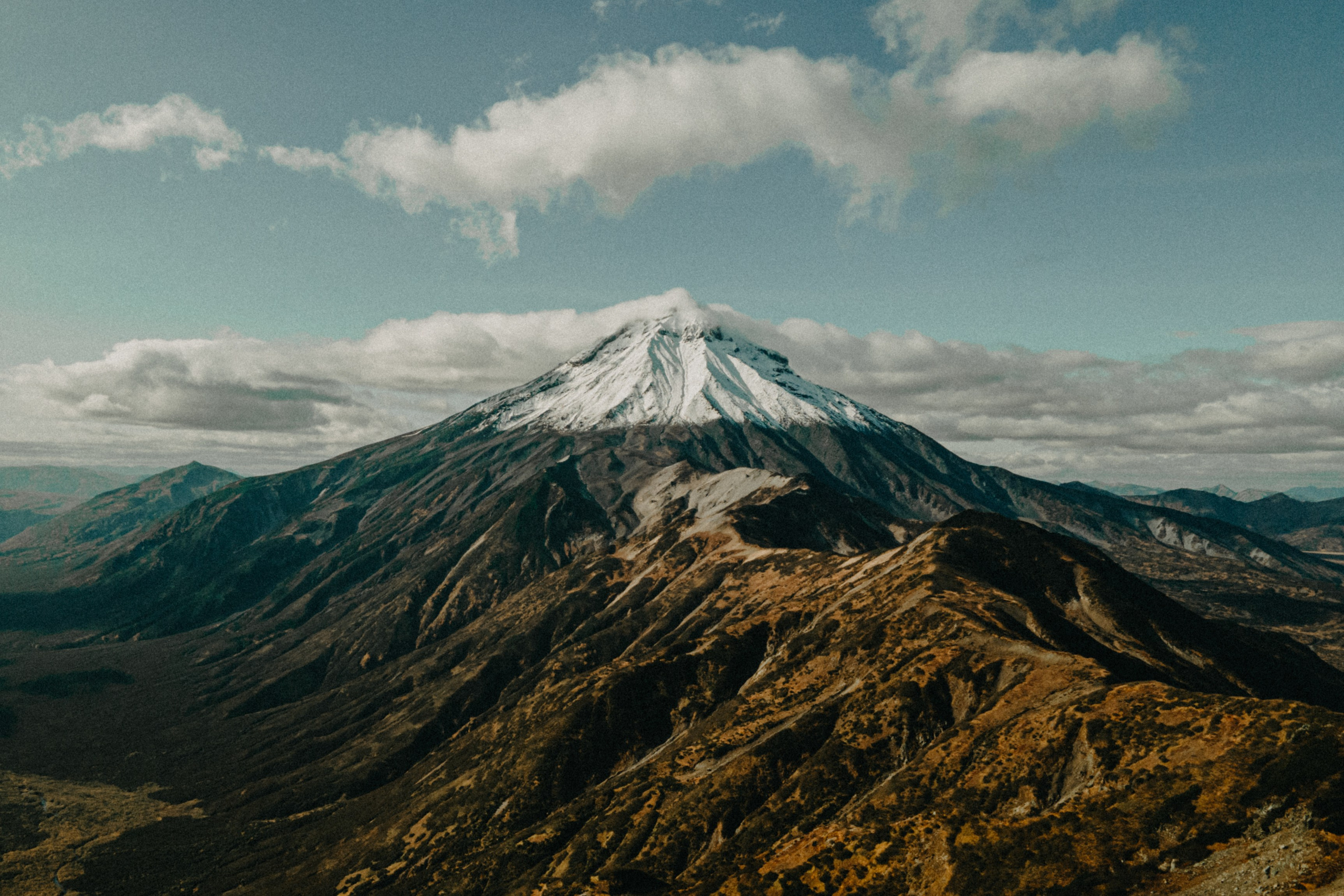 Вертолетный полет Бухта Жировая. Свадебное фото и видео на Камчатке. Туристические маршруты