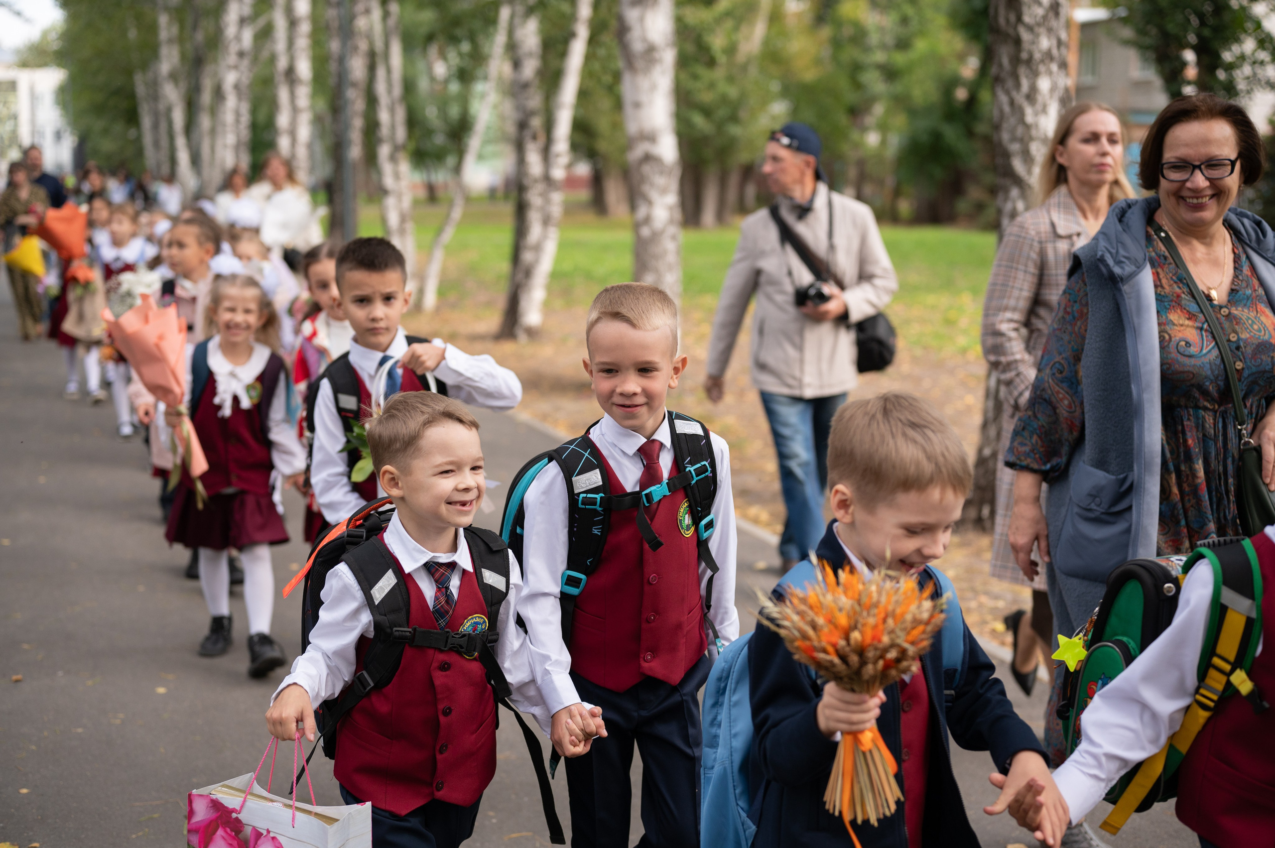 1 сентября 16 гимназия 2 класс (линейка + в классе+ на улице). Фотограф новорожденных, семейный детский в Тюмени Татьяна Морозова
