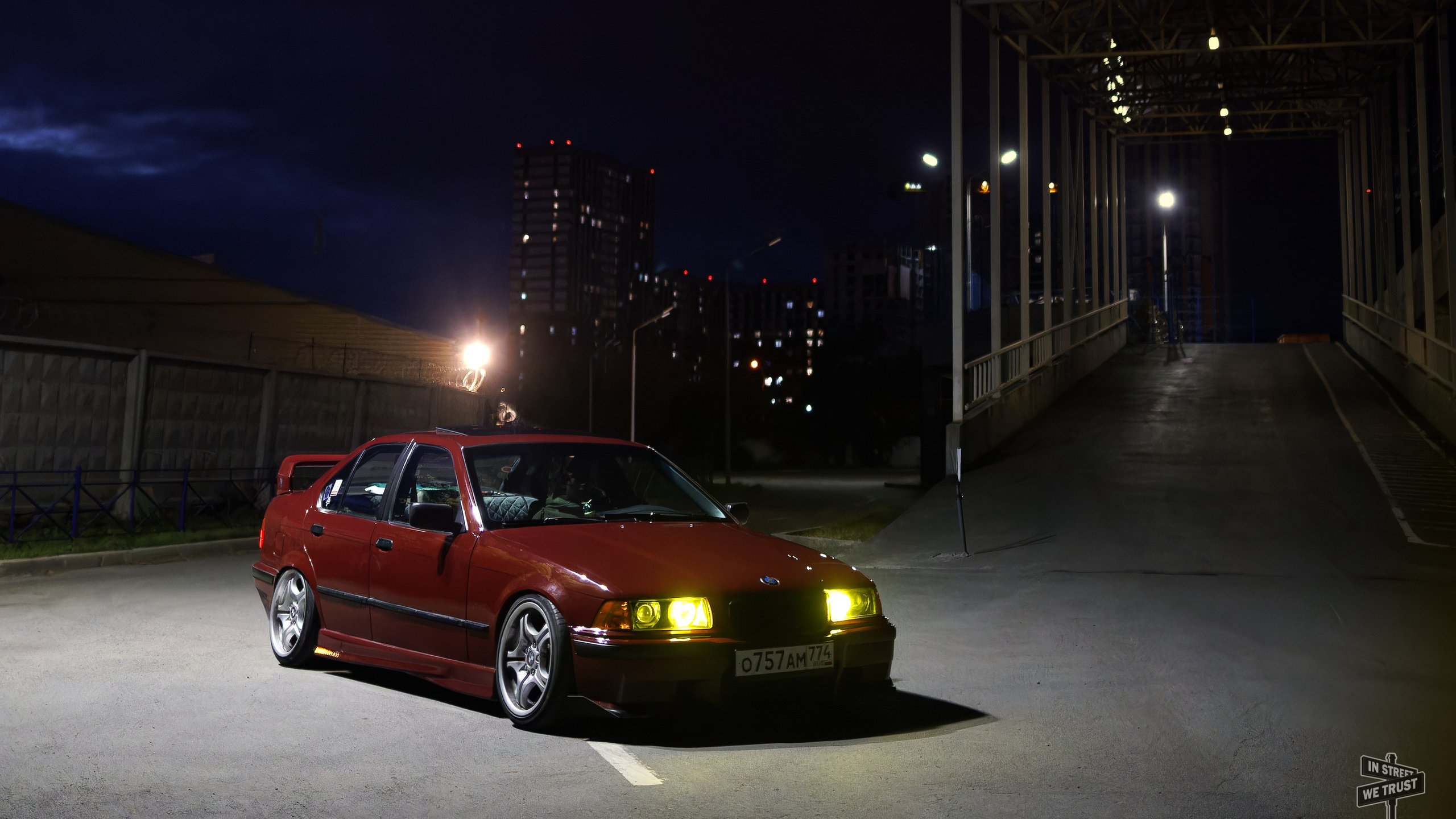 BMW E36 под уличным фонарем. IN STREET WE TRUST