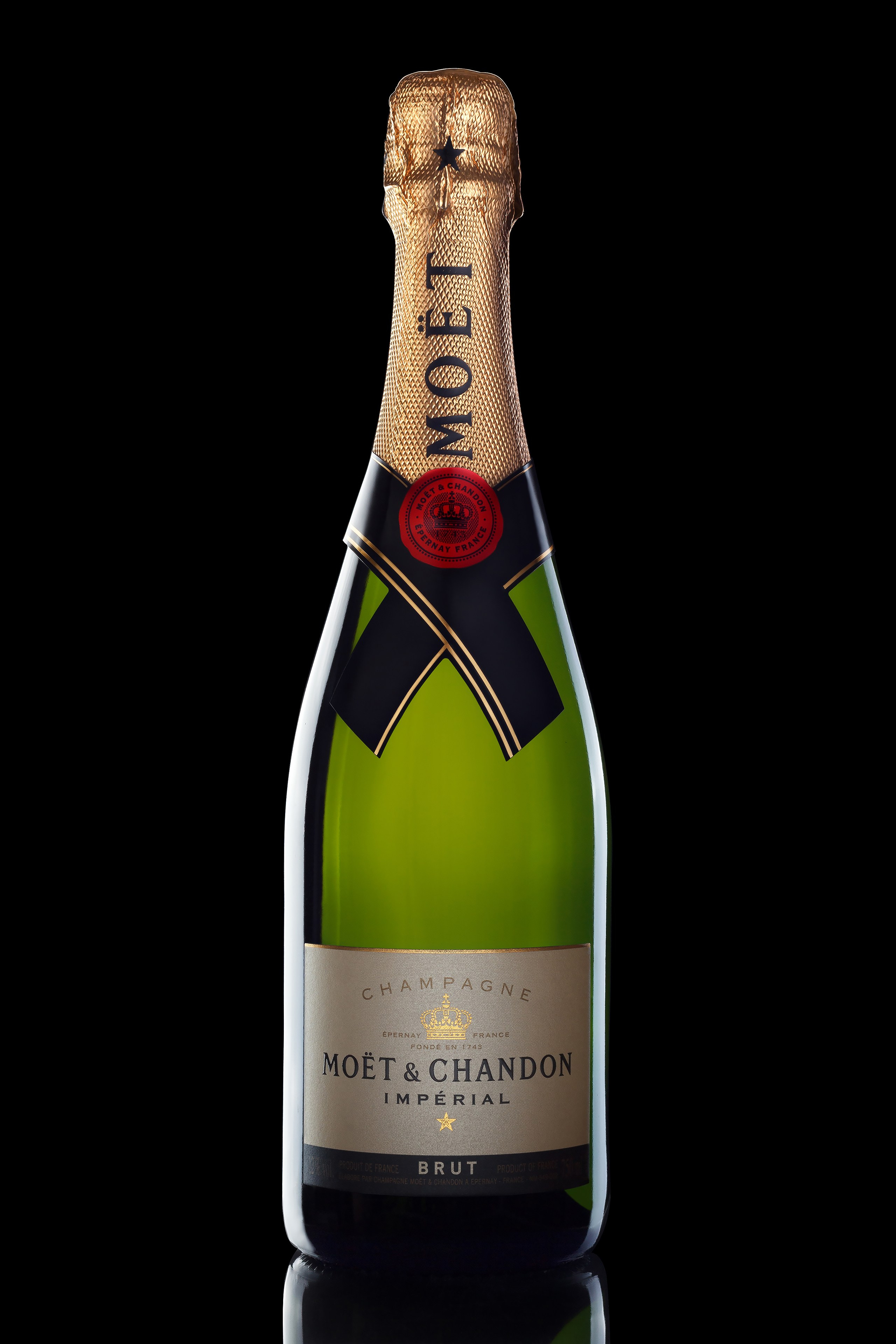 Шампанское на чёрном фоне каталожное фото