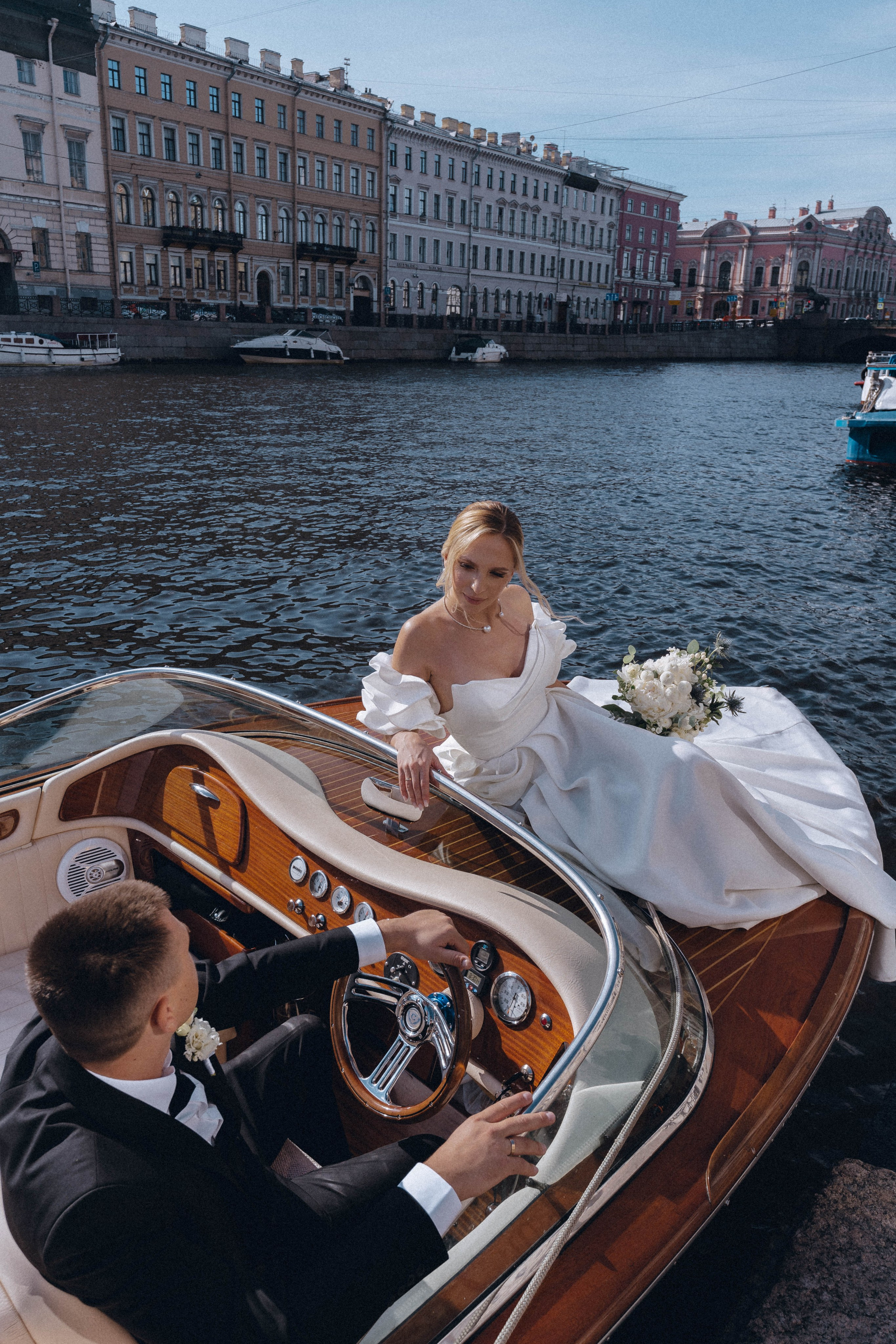 СВАДЕНБНАЯ СЬЕМКА НА КАТЕРЕ ПО КАНАЛАМ САНКТ-ПЕТЕРБУРГА И В АКВАТОРИИ НЕВЫ. Профессиональный фотограф, Санкт-Петербург — Виктория Богомолова