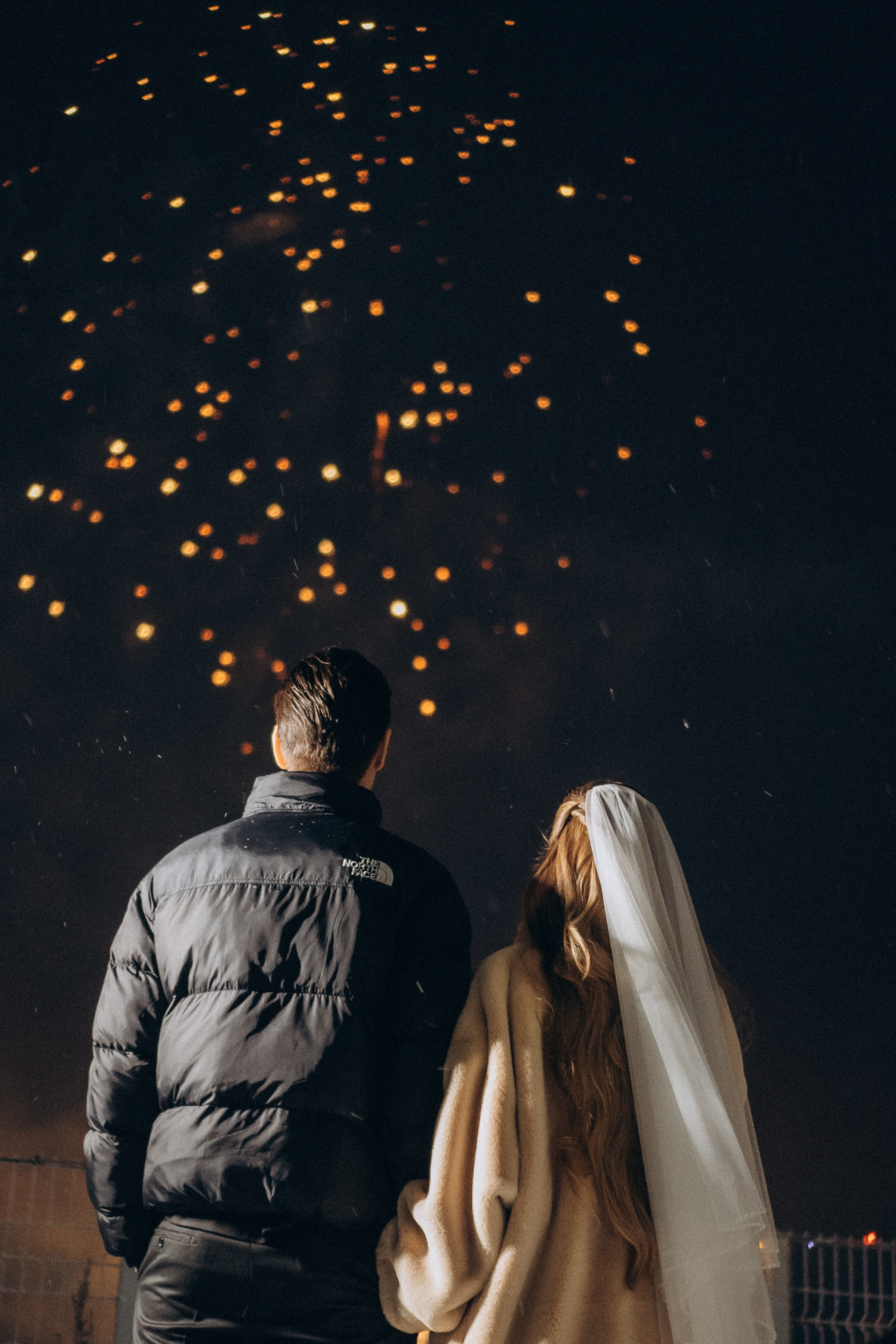 САЛЮТ НА СВАДЕБНОЙ ЦЕРЕМОНИИ (СНЯТО В СИБИРЕ В НИЖНЕВАРТОВСКЕ). Профессиональный фотограф, Санкт-Петербург — Виктория Богомолова
