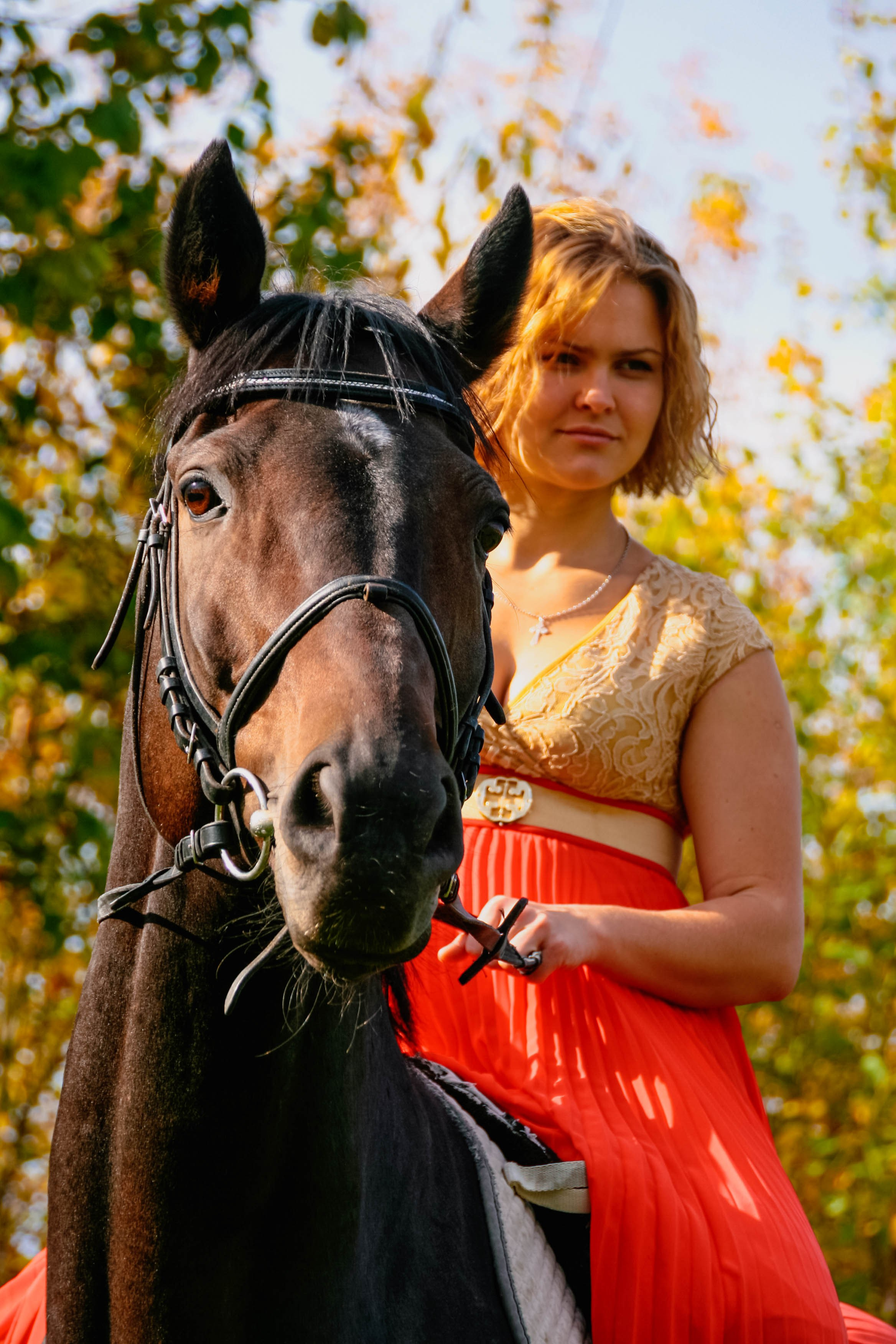 Алёна и Даша на лошади. Фотограф Пермь. Фотосессия в фотостудии Перми и на свежем воздухе