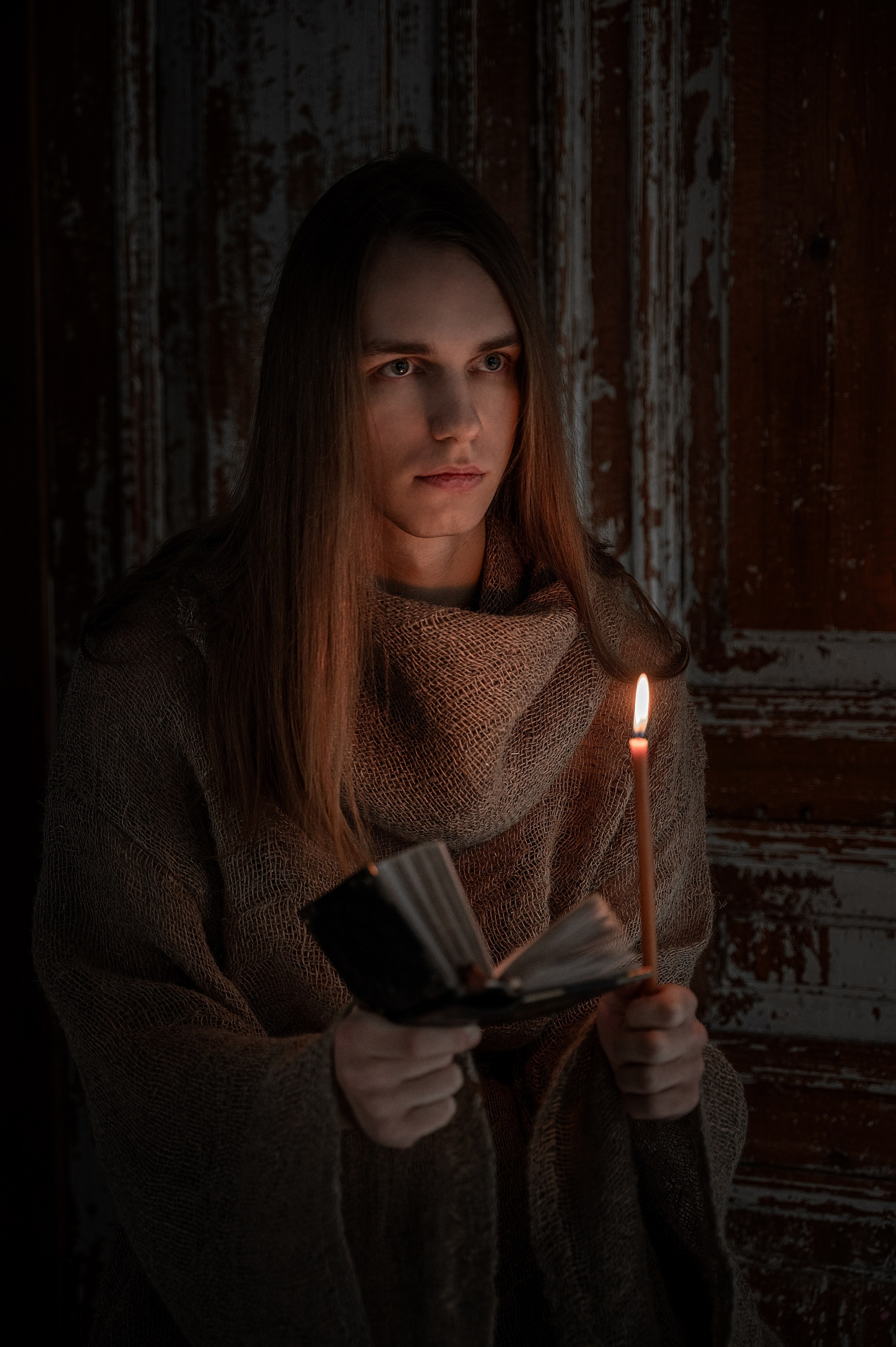 Творческая мужская съемка в Москве. Монах и свеча