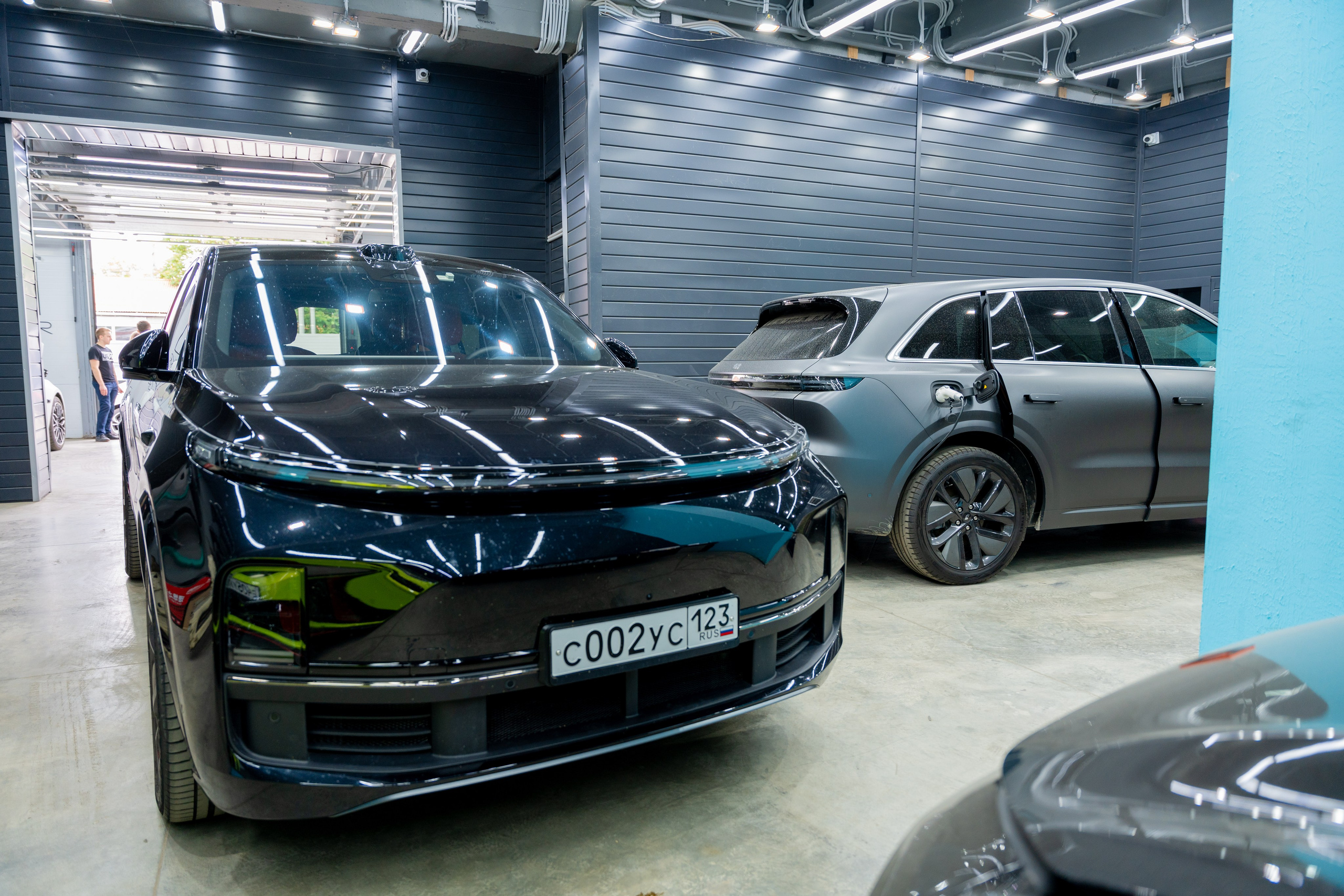 Интерьерная фотосъемка автосалона Elrus в Краснодаре. Zeekr, LiXiang Профессиональная фотосъемка интерьера премиум-автосалона в Краснодаре. Шедевры для Вас! Фотограф и Видеограф в Краснодаре Пахиев Руслан