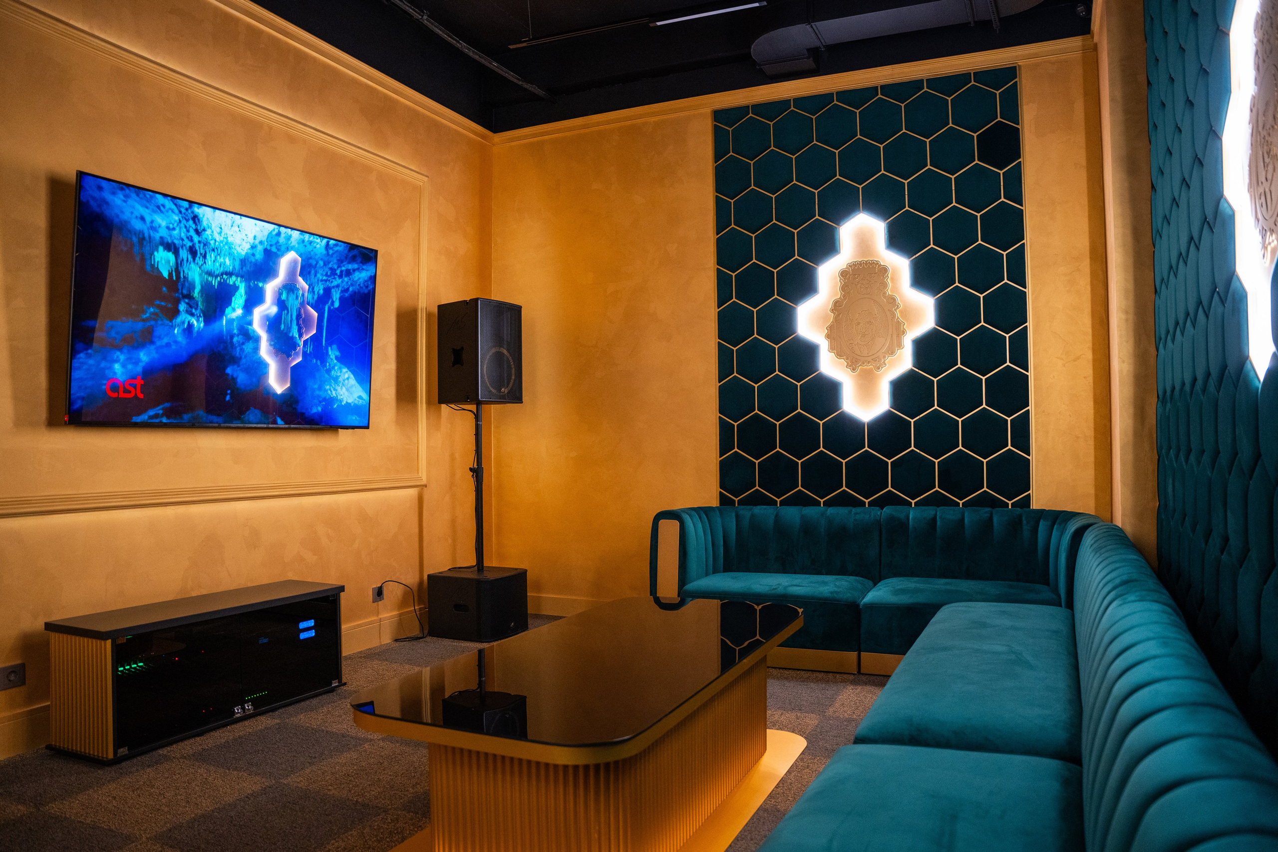 Фотосъемка интерьера стриптиз-клуба Hefner — элитный клуб Краснодара. Интерьерная фотосъемка клуба Hefner в Краснодаре — профессионально. Шедевры для Вас! Фотограф и Видеограф в Краснодаре Пахиев Руслан