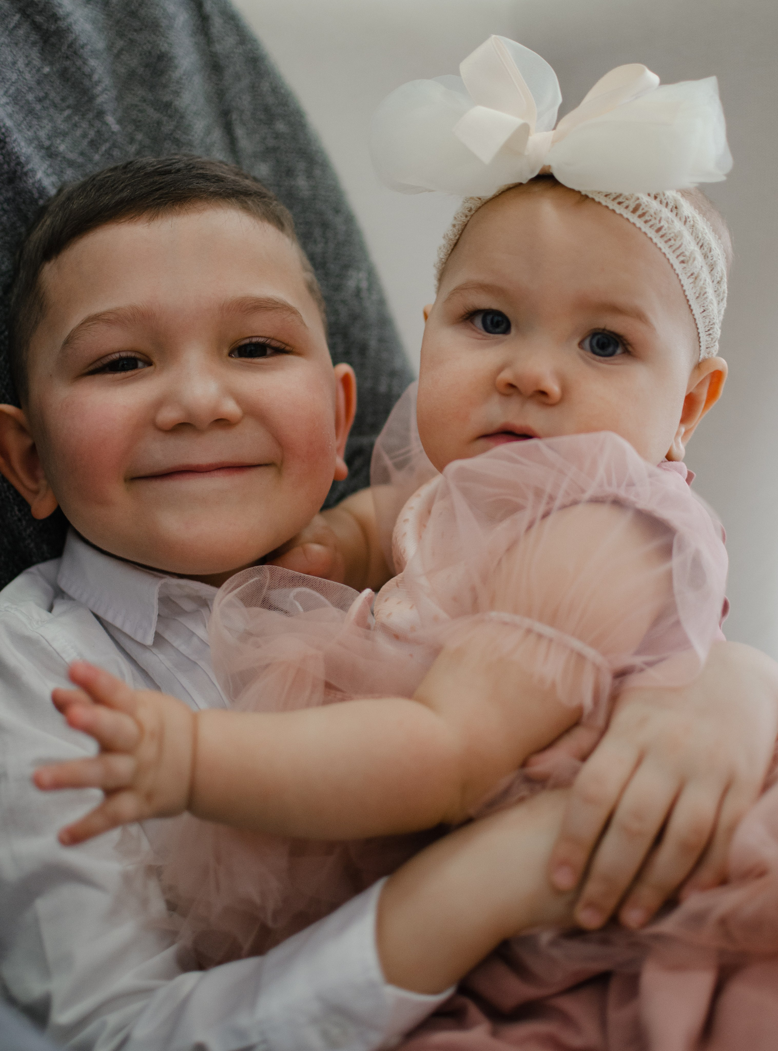 Брат и сестра на фотостудии в новогодней локации