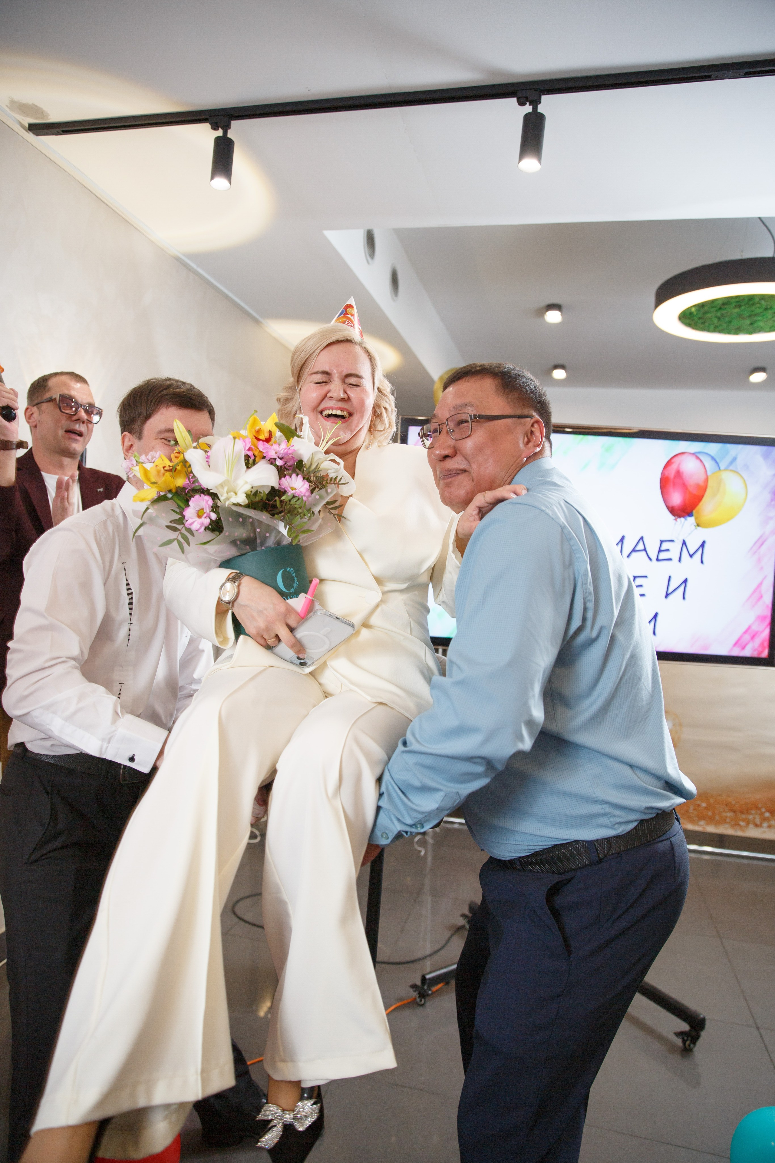 Женщину подняли на стуле и раскачали