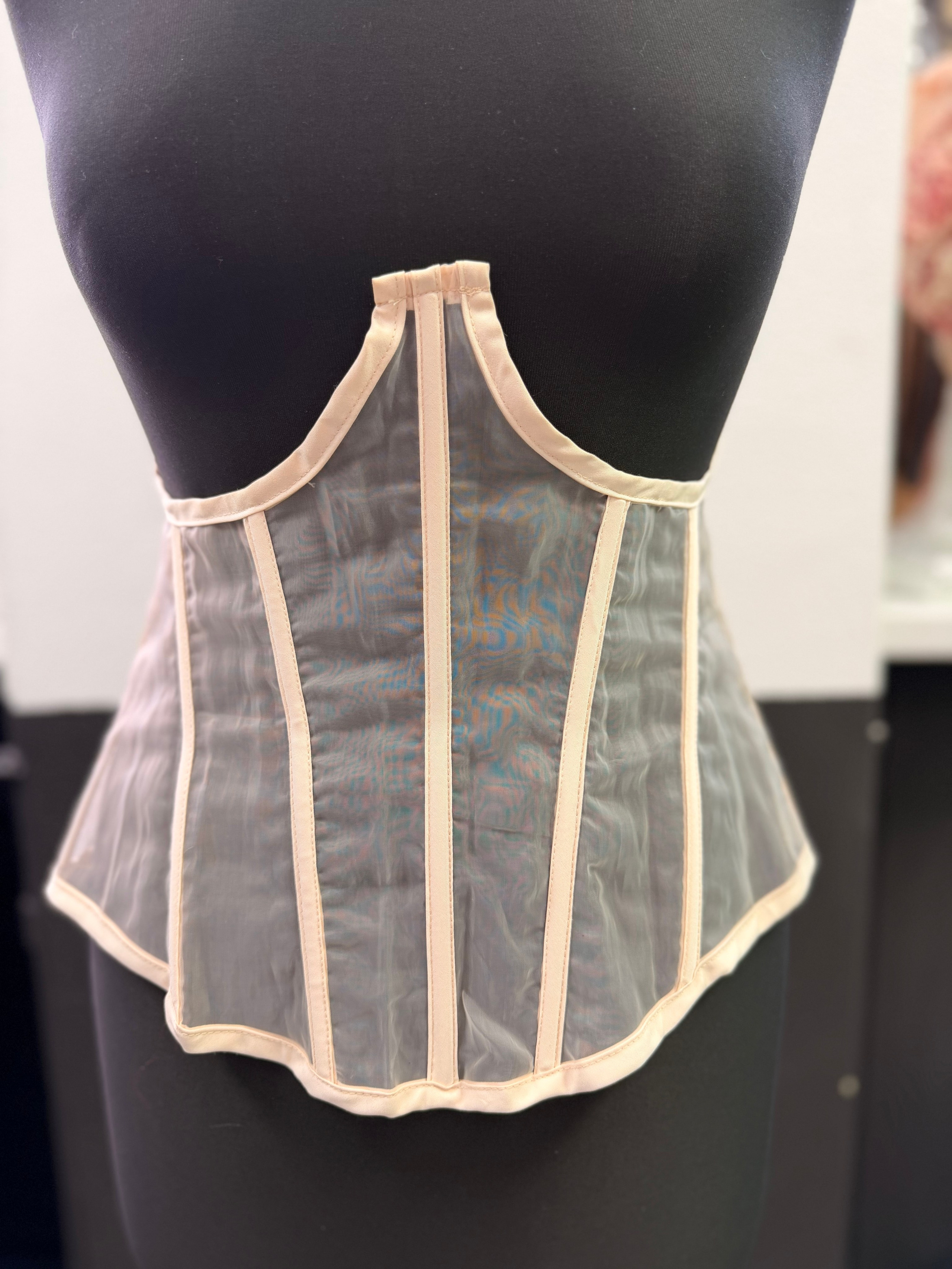 Корсеты в аренду. Аренда костюмов, платьев и реквизита для фотосессий на Камчатке