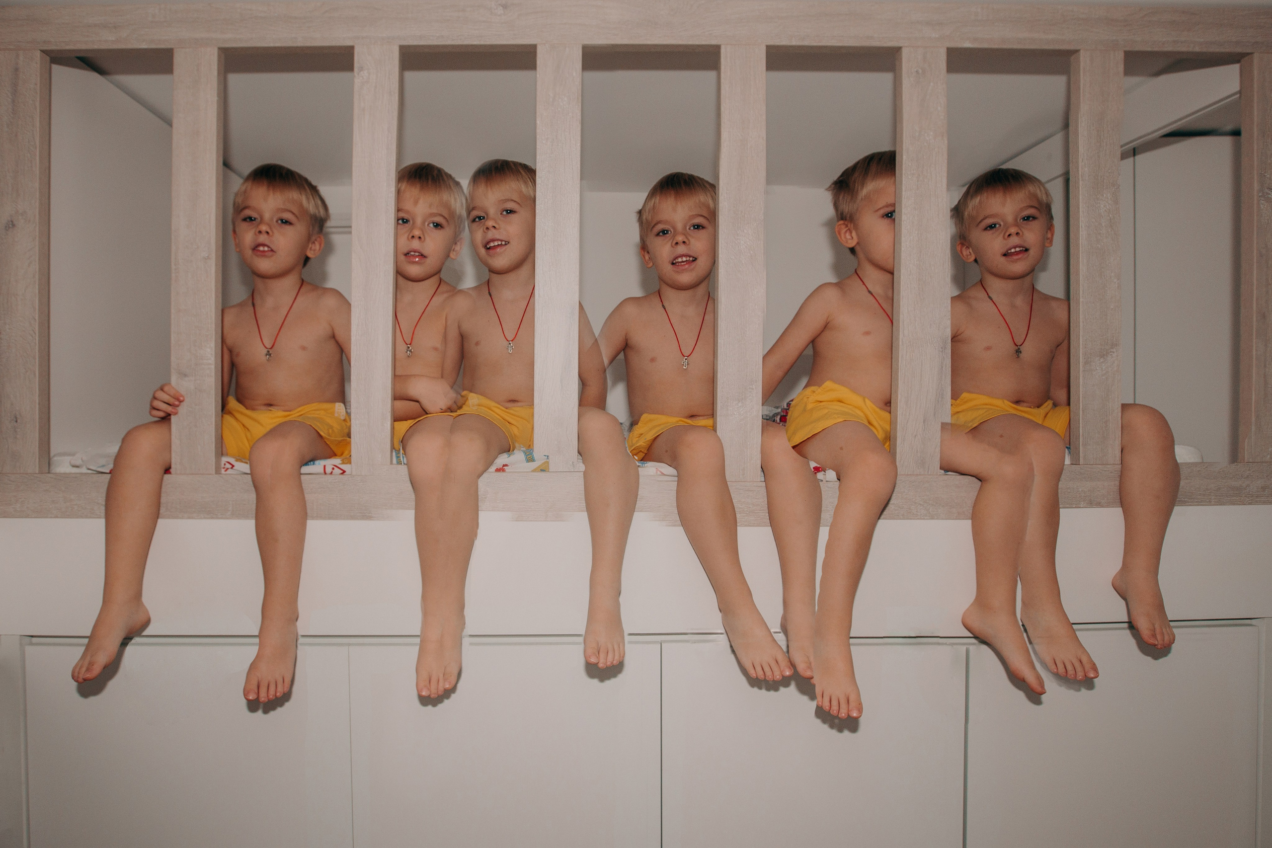 Дети  - неугомонные энерджайзеры. Они умеют быть то тут, то там. Полны идей и игр, прыгают, кричат, радуются жизни. Вот бы и нам, взрослым, уметь так. 