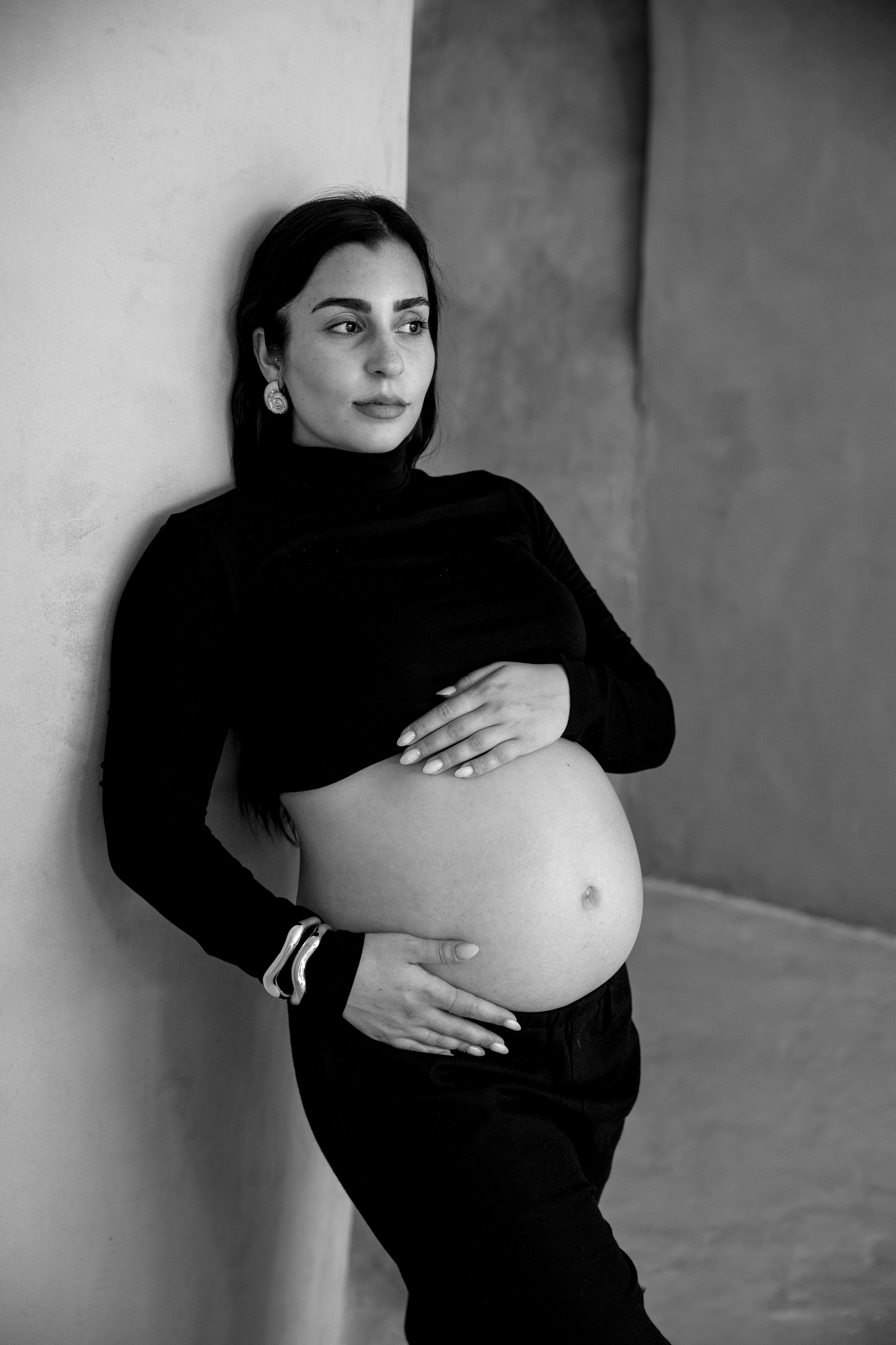 Pregnancy photoshoot inside the Grey Studio. Главная