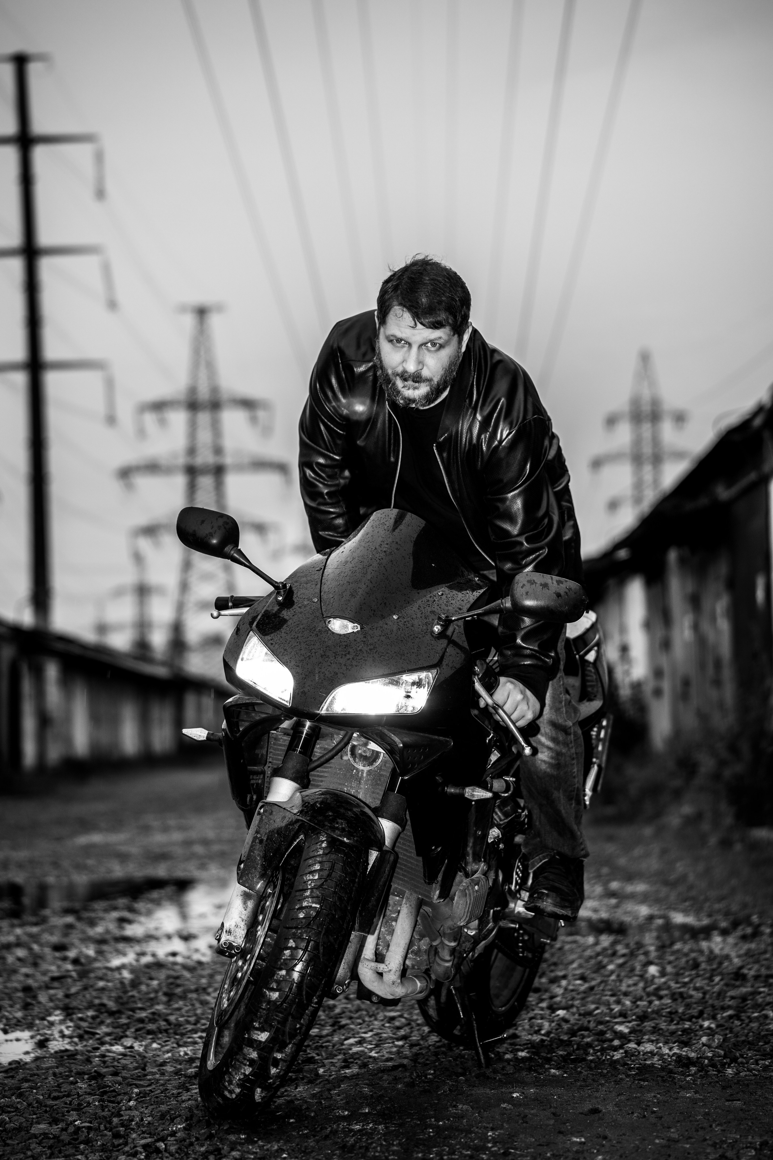 Фотография портрет мотоциклиста байкера