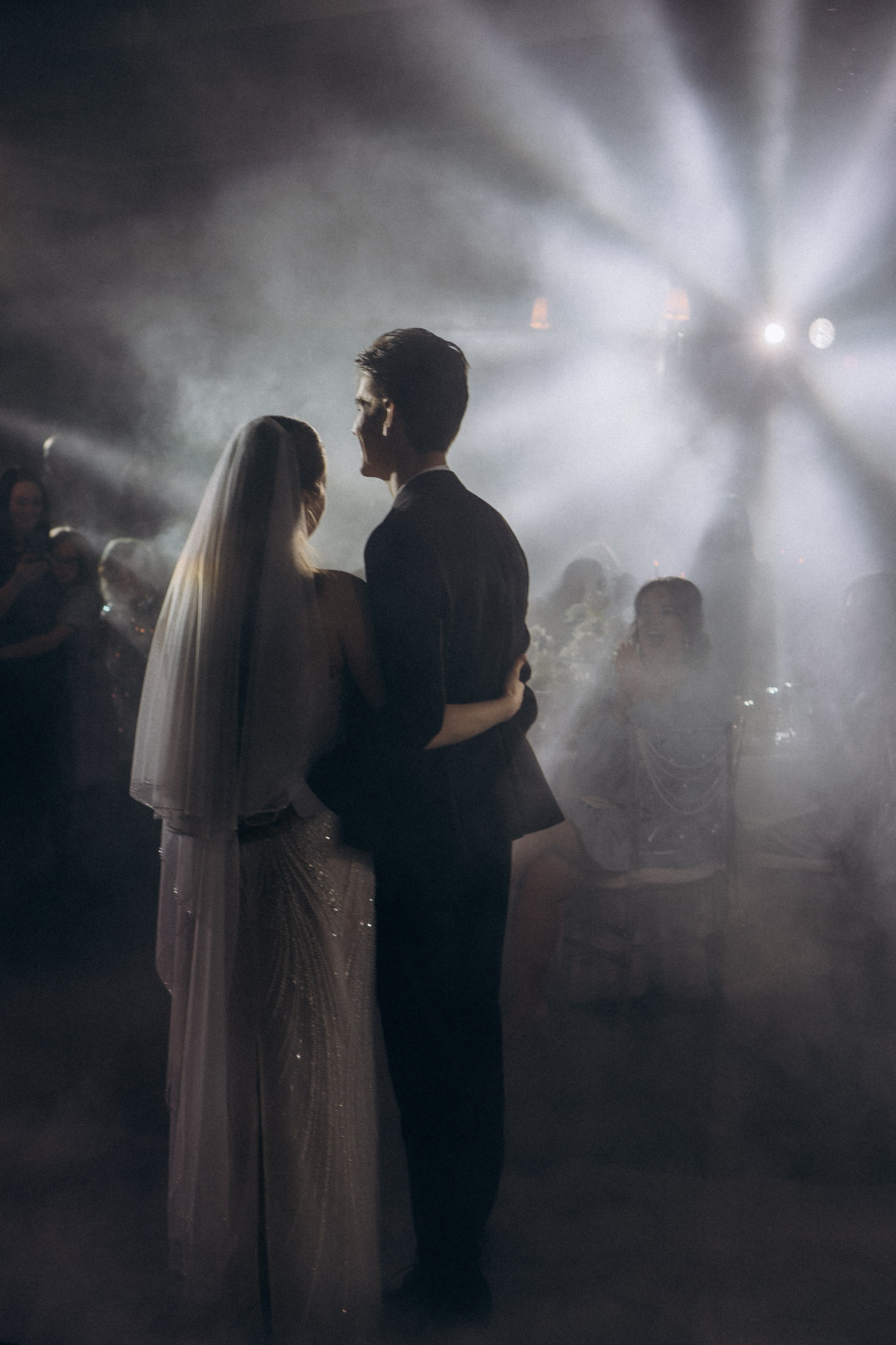 ПЕРВЫЙ ТАНЕЦ МОЛОДЫХ НА БАНКЕТЕ. ТРОГАТЕЛЬНЫЙ МОМЕНТ (СНЯТО В СИБИРЕ В НИЖНЕВАРТОВСКЕ). Профессиональный фотограф, Санкт-Петербург — Виктория Богомолова