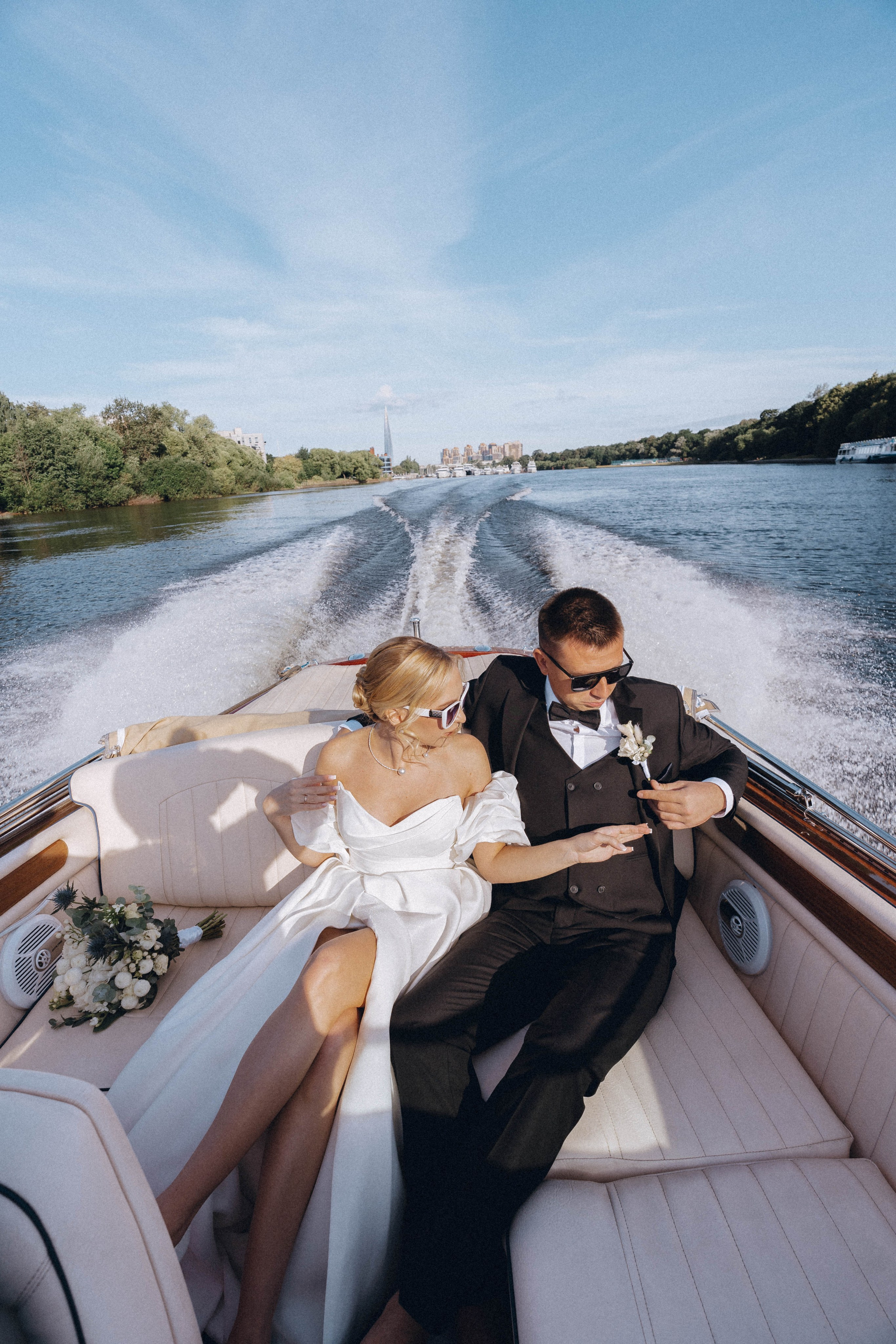 СВАДЕНБНАЯ СЬЕМКА НА КАТЕРЕ ПО КАНАЛАМ САНКТ-ПЕТЕРБУРГА И В АКВАТОРИИ НЕВЫ. Профессиональный фотограф, Санкт-Петербург — Виктория Богомолова
