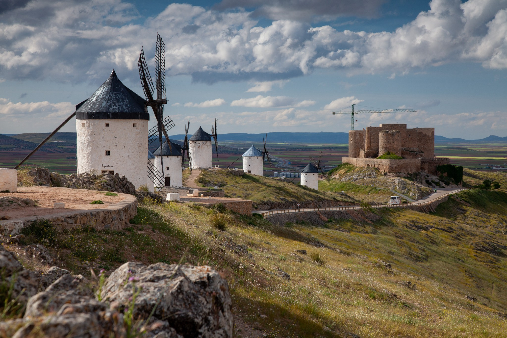 Consuegra España Molinos de viento de Don Quijote en la provincia de Toledo, Испания 2010. Фотограф Василий Буланов