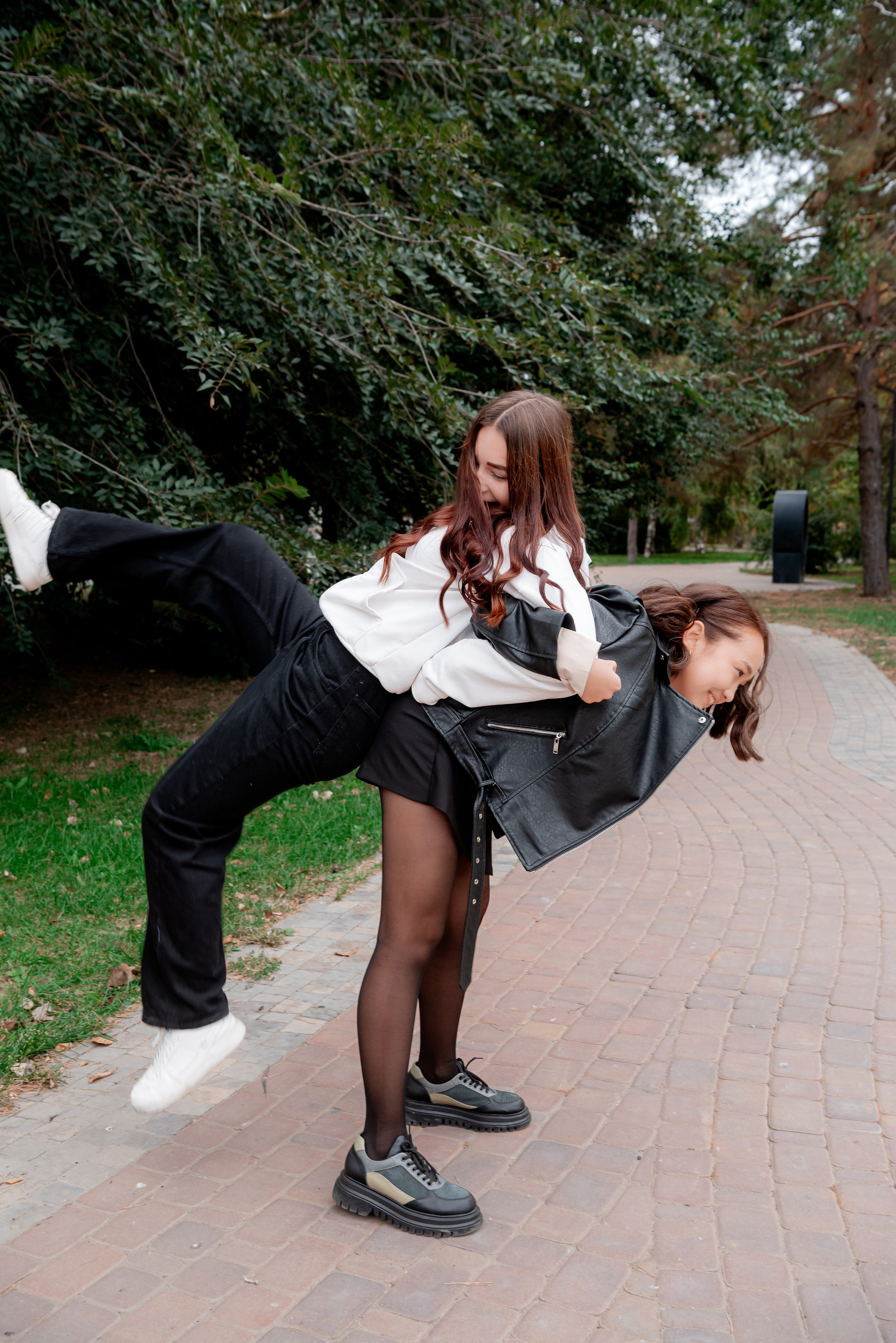 Фотосессия в парке для альбома школьники 9 класс. Фотограф в Волгограде и Волжском Александр Горбань