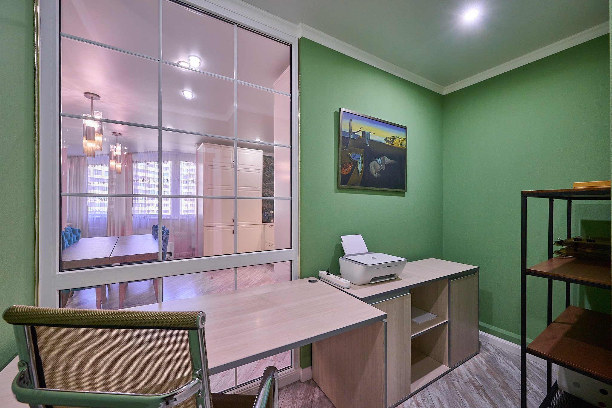 прозрачные окна стол зеленые и белые оттенки 