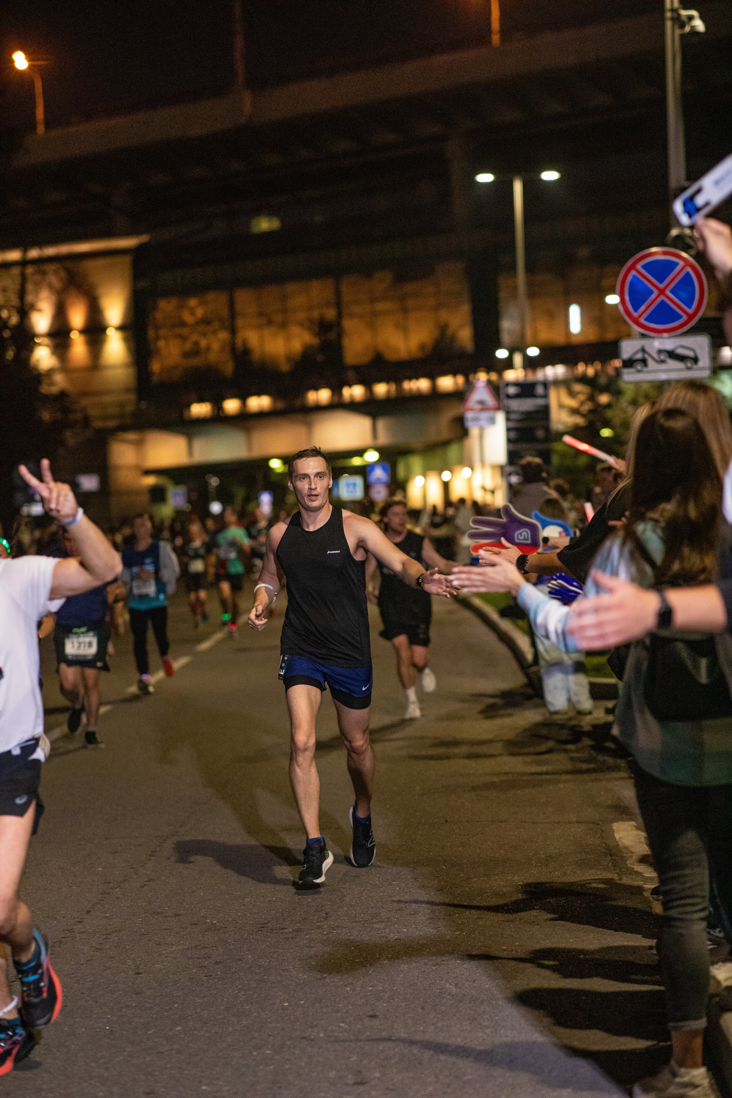 Ночной забег в ленте фотографий бегунов 03.08.24. Фотограф Сергей Ловкий