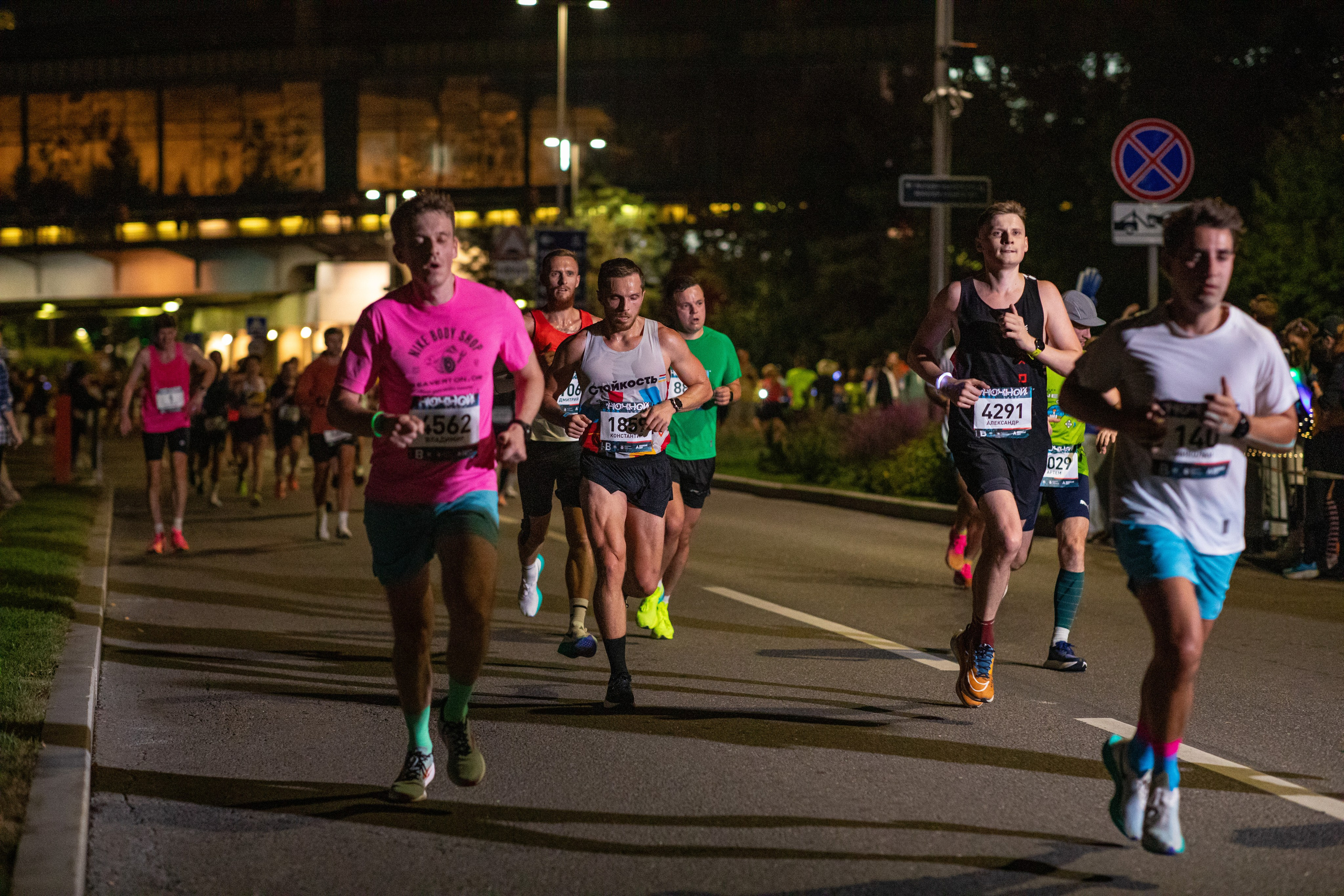 Ночной забег в ленте фотографий бегунов 03.08.24. Фотограф Сергей Ловкий