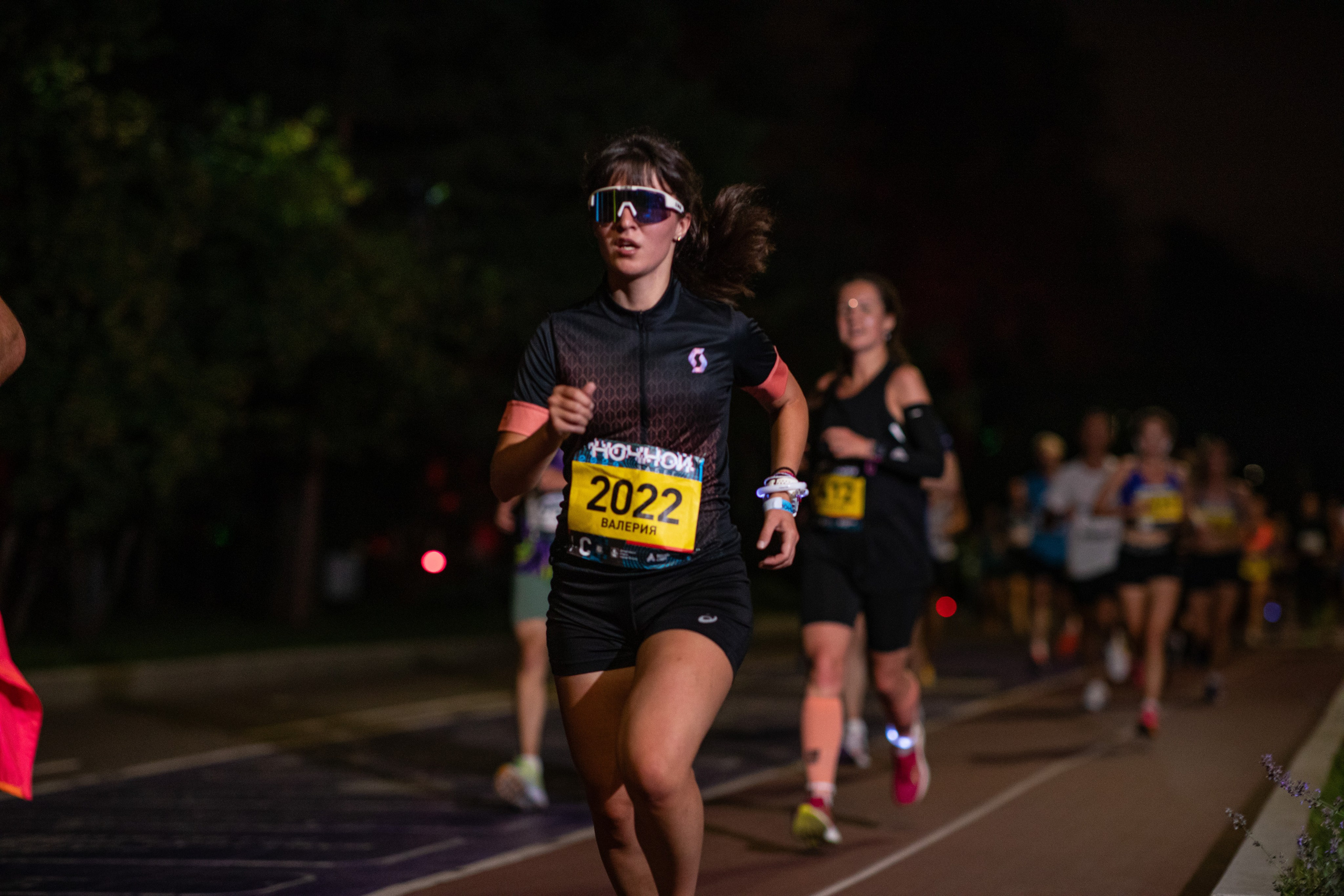 Ночной забег в ленте фотографий бегунов 03.08.24. Фотограф Сергей Ловкий