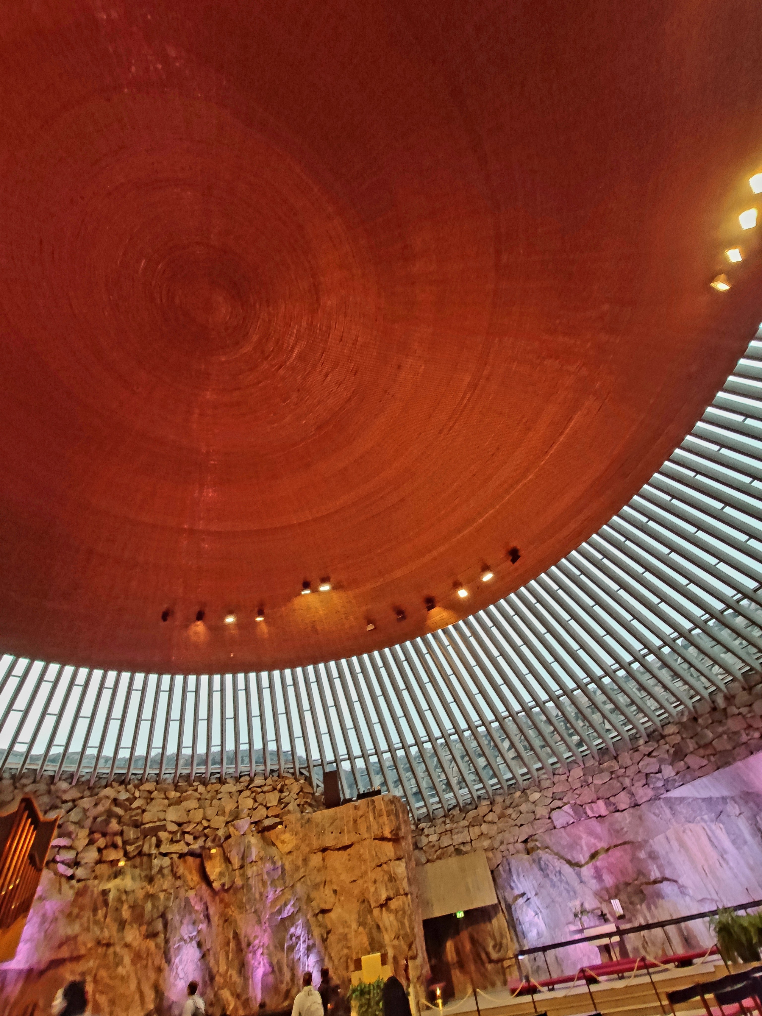 Купол сделан из закрученной спиралью медной проволоки