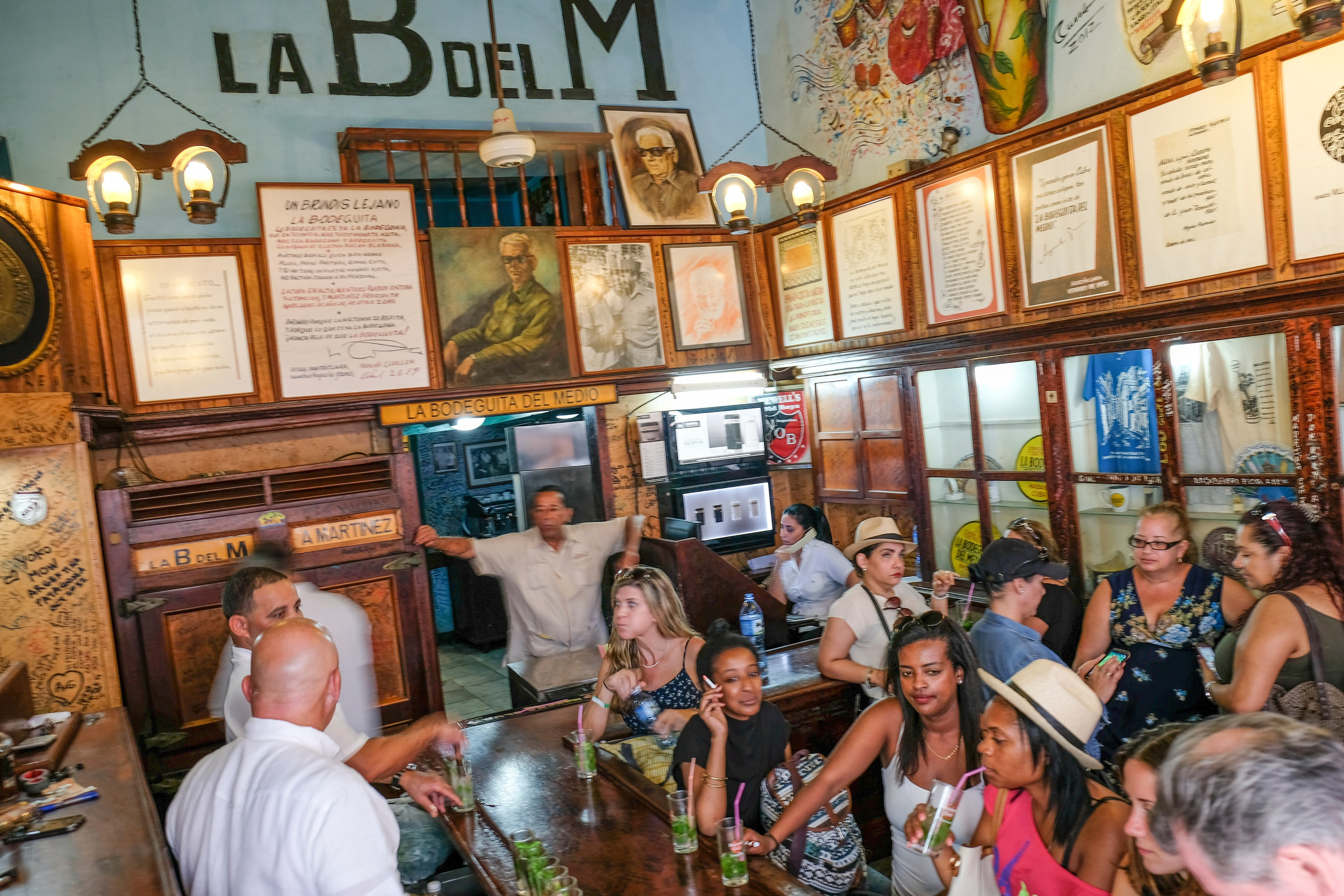 УЛИЦЫ. ПОБУДЬ ЗДЕСЬ И ЦЕЛЕЕ БУДЕТ ЭТОТ МИР