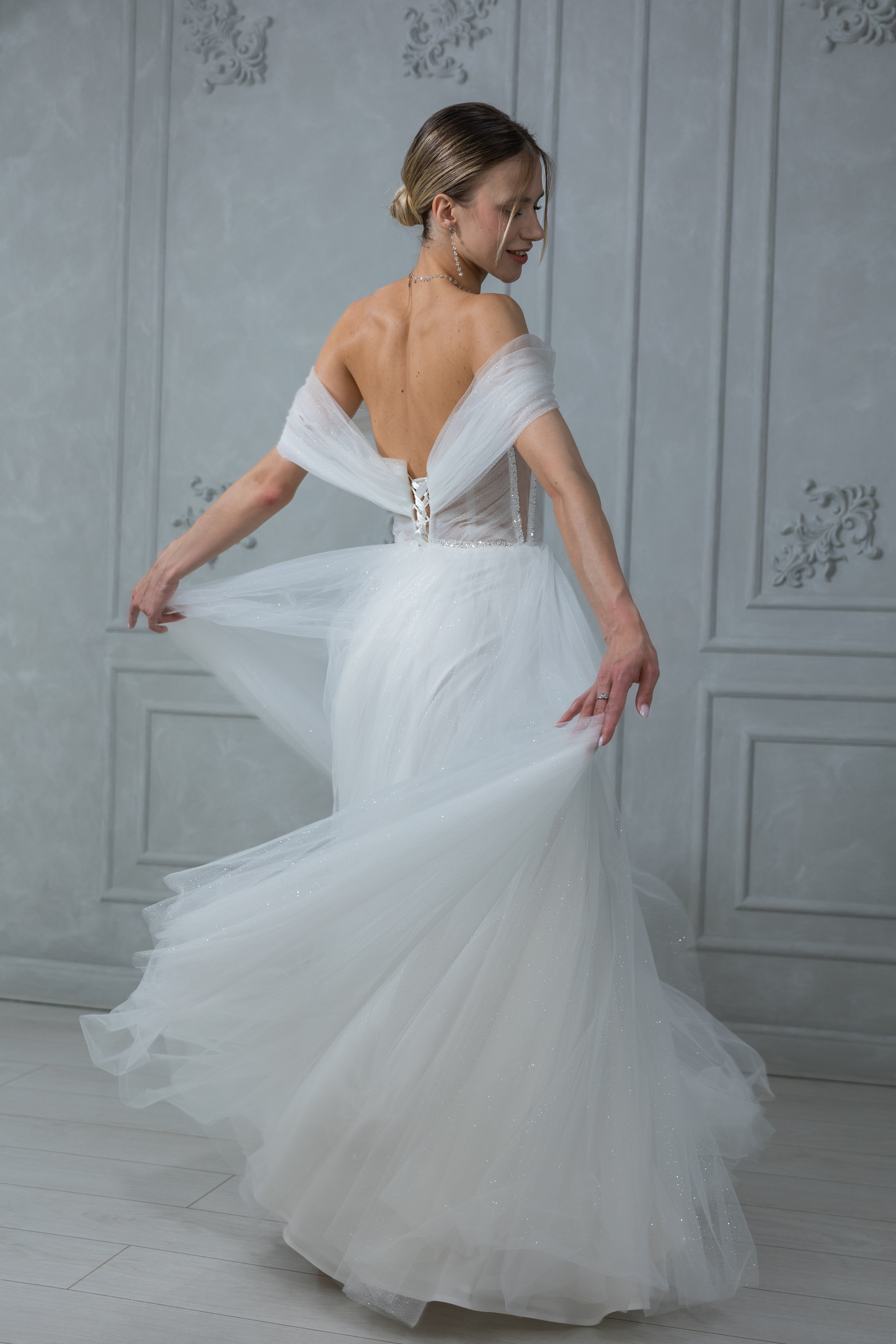 свадебный салон, позы, портрет девушки, свадебные платья, фотосессия, девушка, фотограф, владивосток