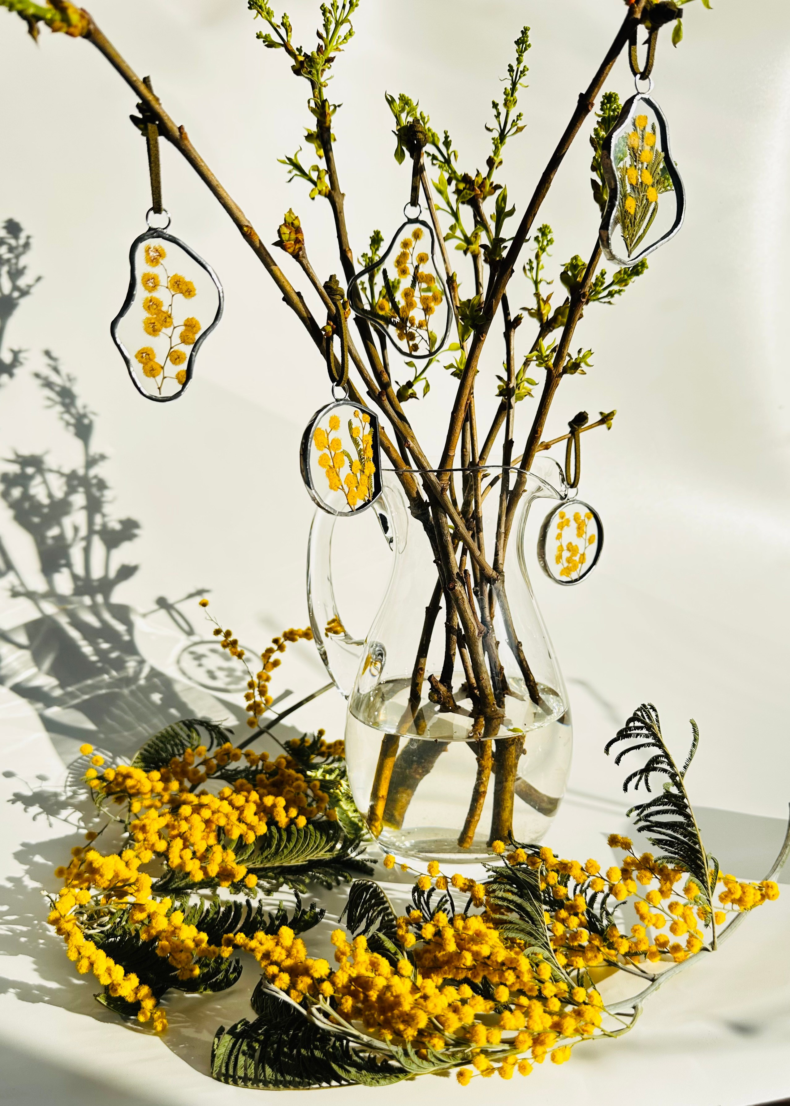 Декор для интерьера (комплект украшений для дома) подвески-игрушки с мимозой в технике тиффани. Гербарий в стекле, интерьерные панно, витражи с сухоцветами в технике тиффани