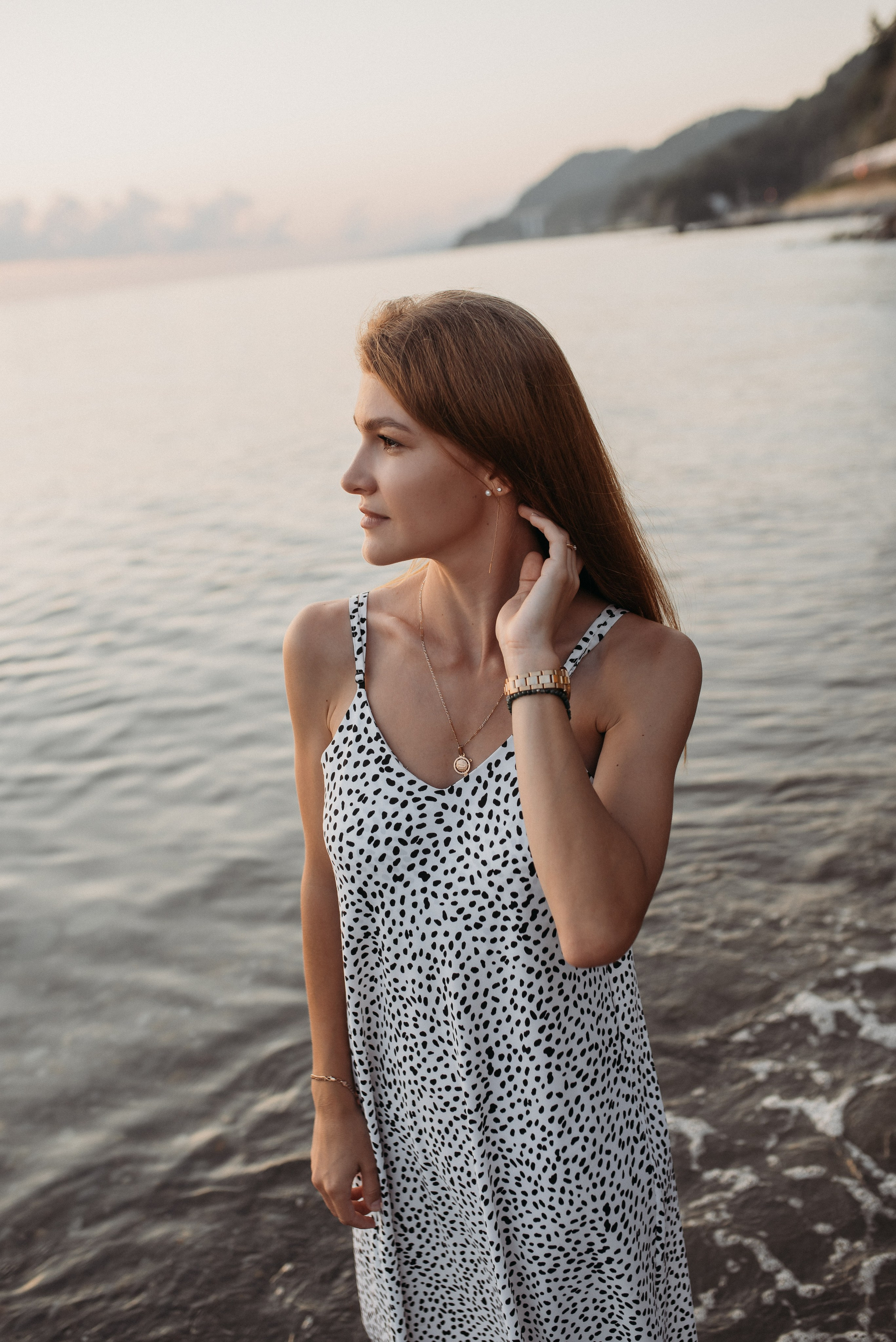 Семейная фотосессия мамы с дочками на берегу моря в Сочи Сириус Адлер. Фотограф в Сочи — Маргарита Поганова