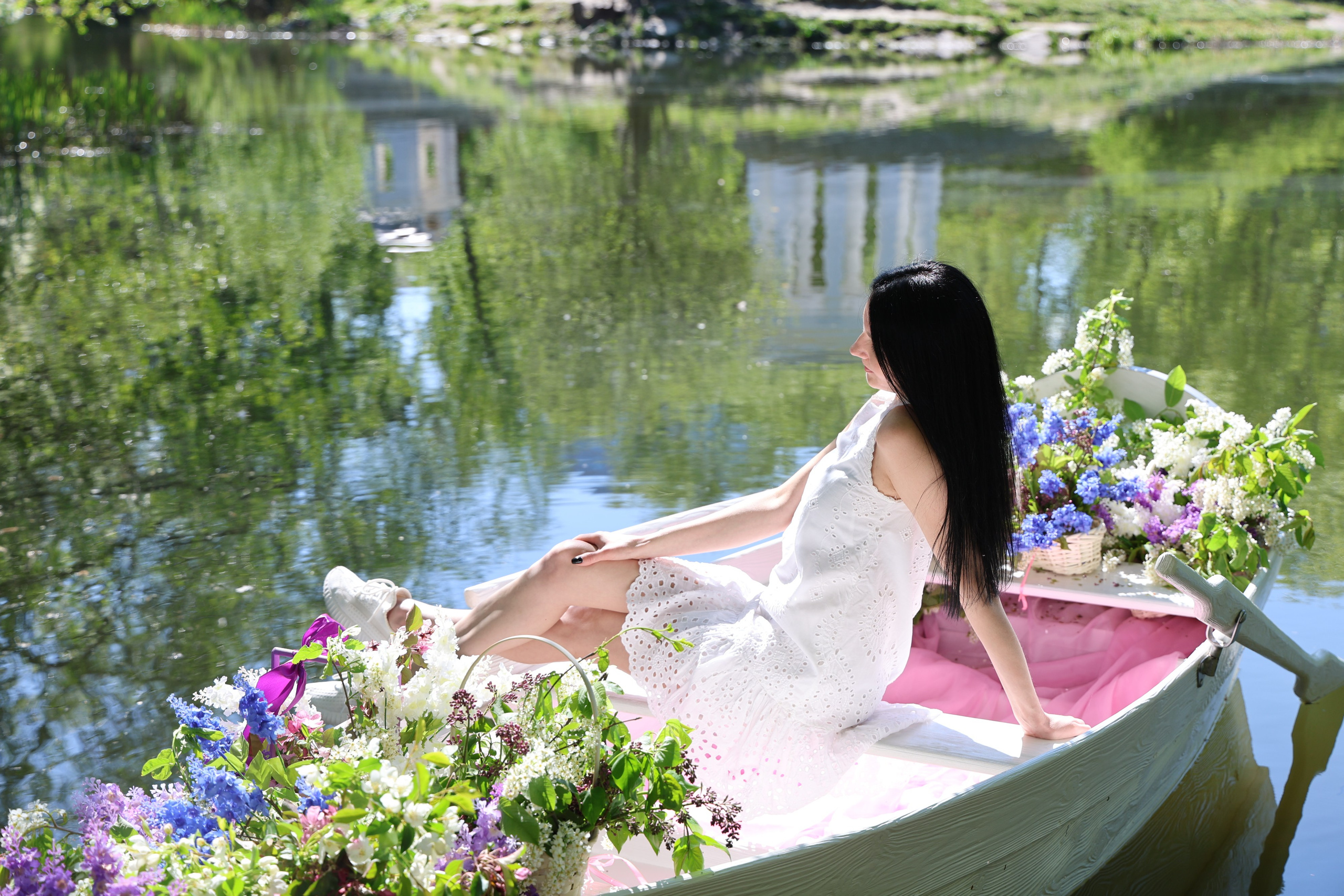 Фотосессия в лодке, лодка, озеро, платье, книга, шляпа, зонт, перчатки, весла, лето. Свадебный, семейный, женский и детский фотограф из Екатеринбурга