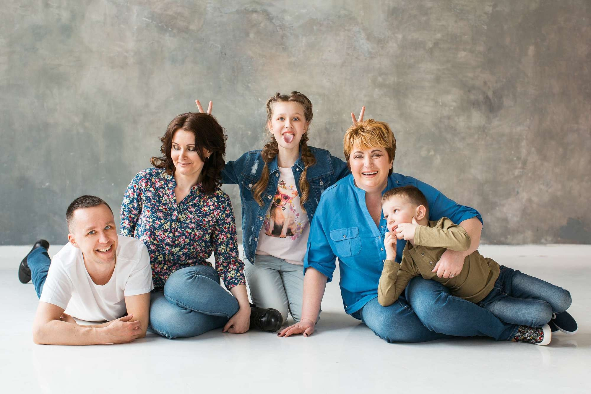 Фотосессия большой семьи в студии