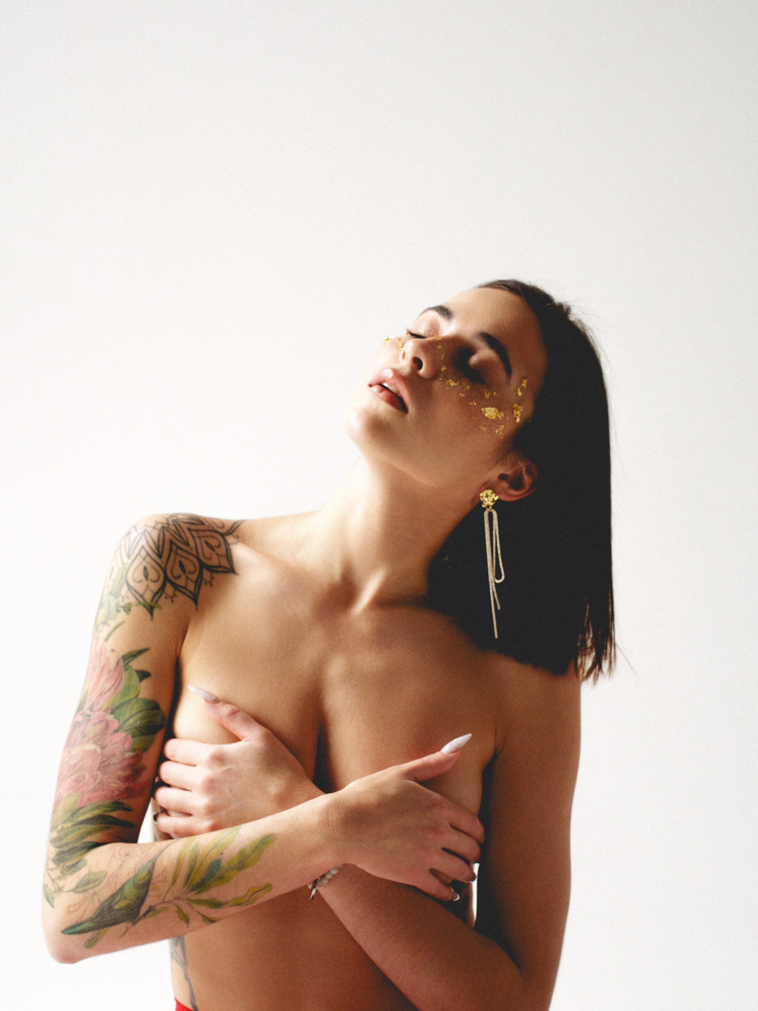 В красных колготках. Иван Упоров — фотограф, рилсмейкер чебоксары