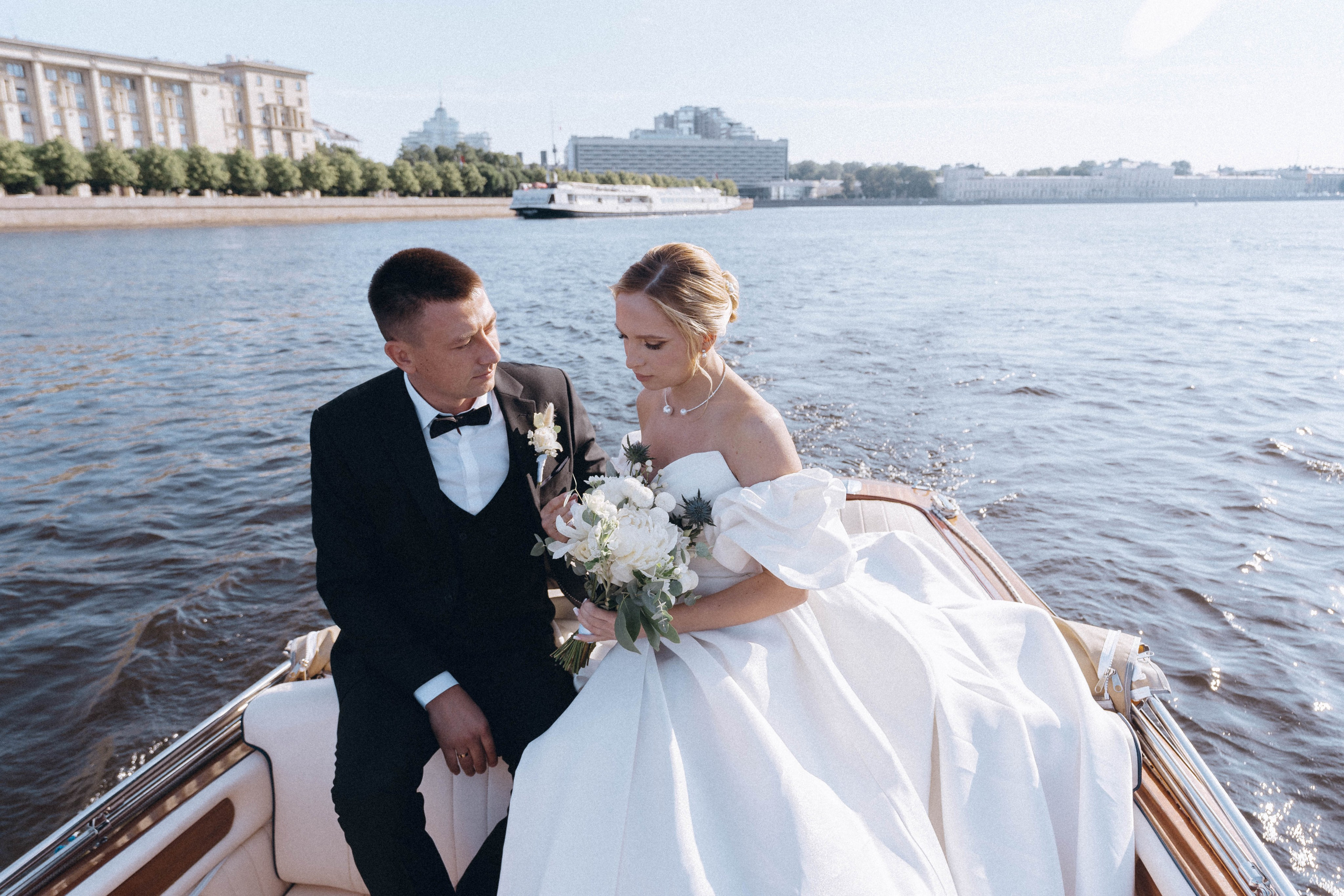 СВАДЕНБНАЯ СЬЕМКА НА КАТЕРЕ ПО КАНАЛАМ САНКТ-ПЕТЕРБУРГА И В АКВАТОРИИ НЕВЫ. Профессиональный фотограф, Санкт-Петербург — Виктория Богомолова