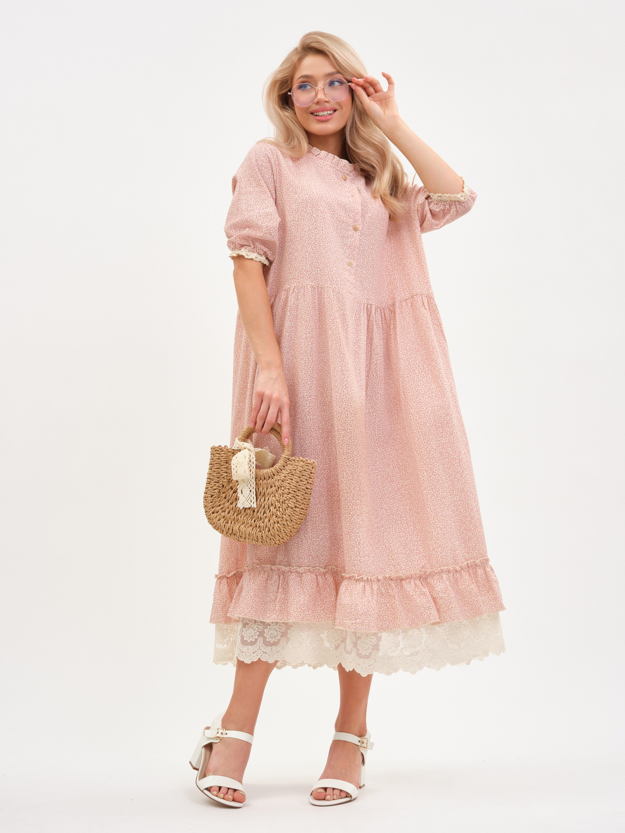 Женщина в розовом платье, стоящая