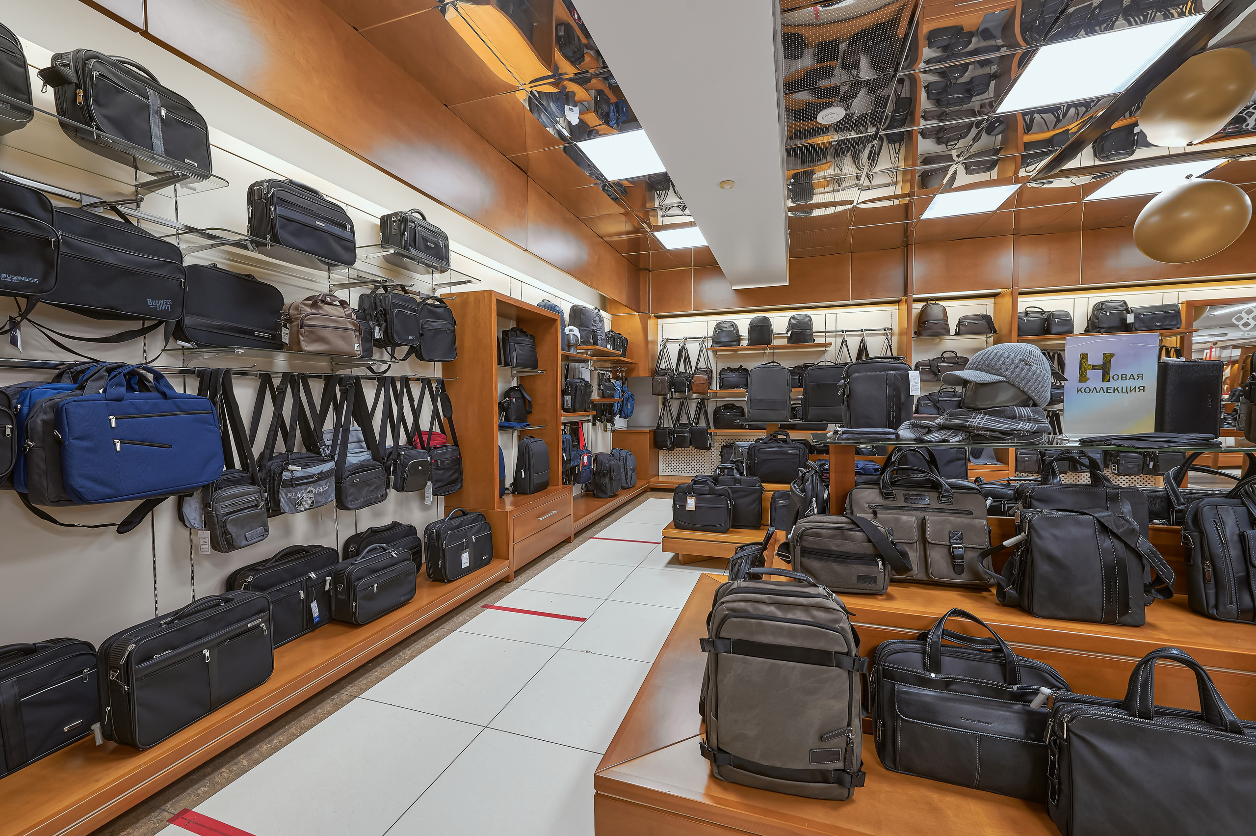 Портфолио по интерьерной и экстерьерной фотосъёмки: Мир Сумок — Правый берег. Фотограф Яковлев Роман — Красноярск