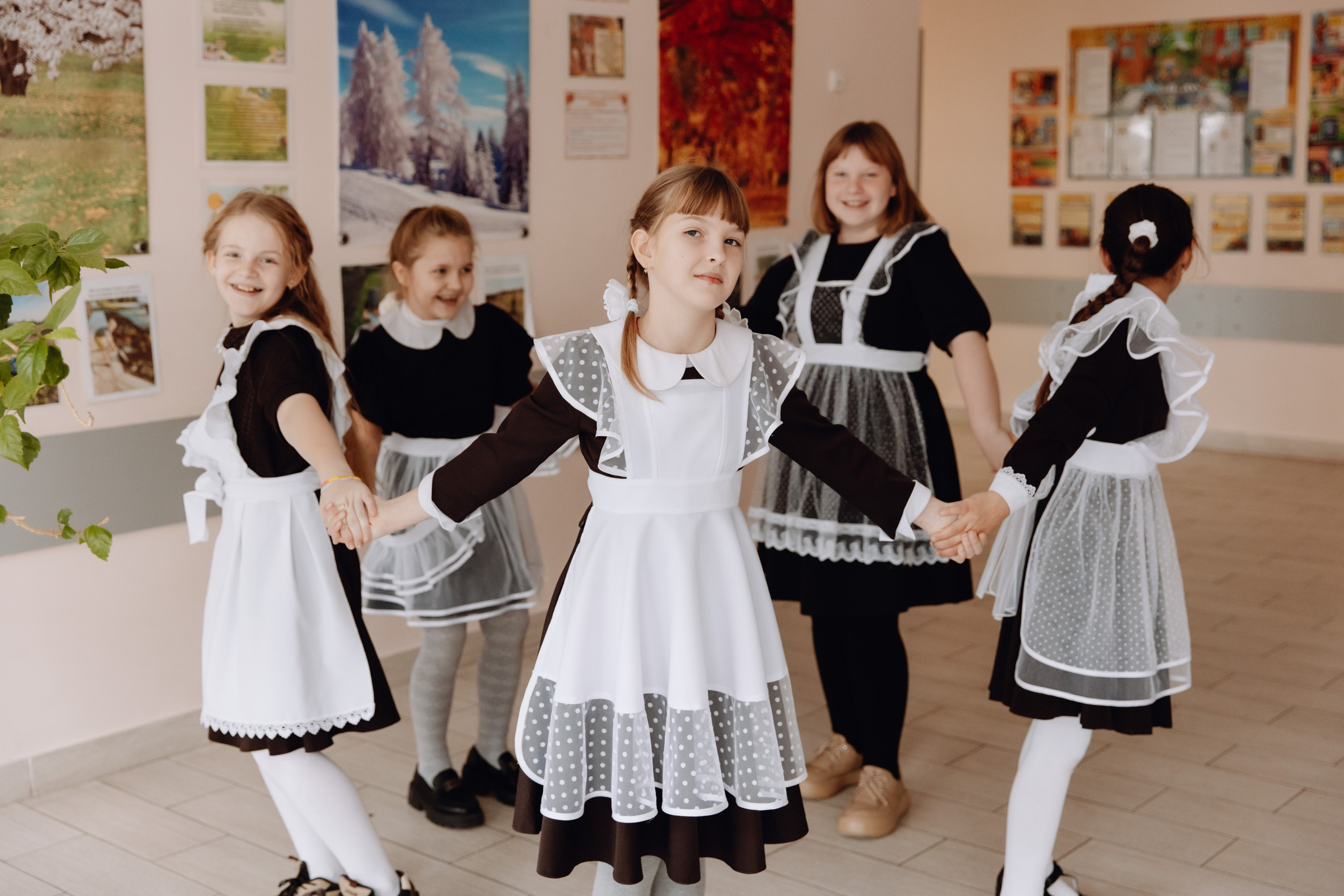 Школьные альбомы в Чернянке. Фотограф Максим Никонов