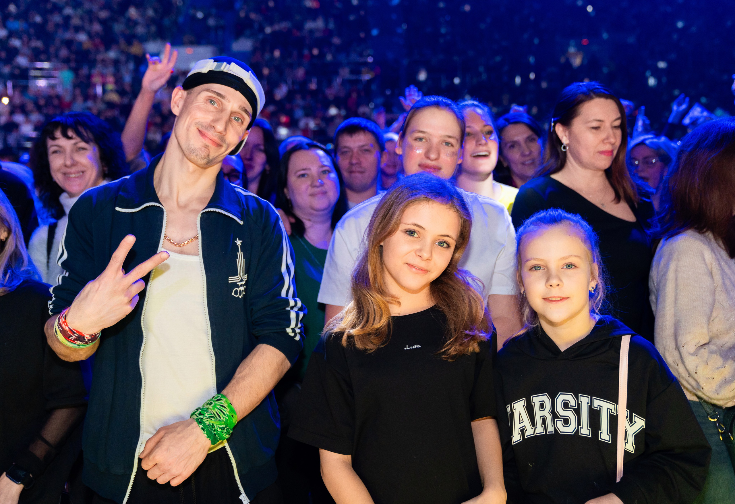 Молодой человек в кепке и две девушки позируют на концерте Светланы Разиной. Празднование Дня рождения компании Ленремонт в КСК Арена. Фото Евгения Мальцева.