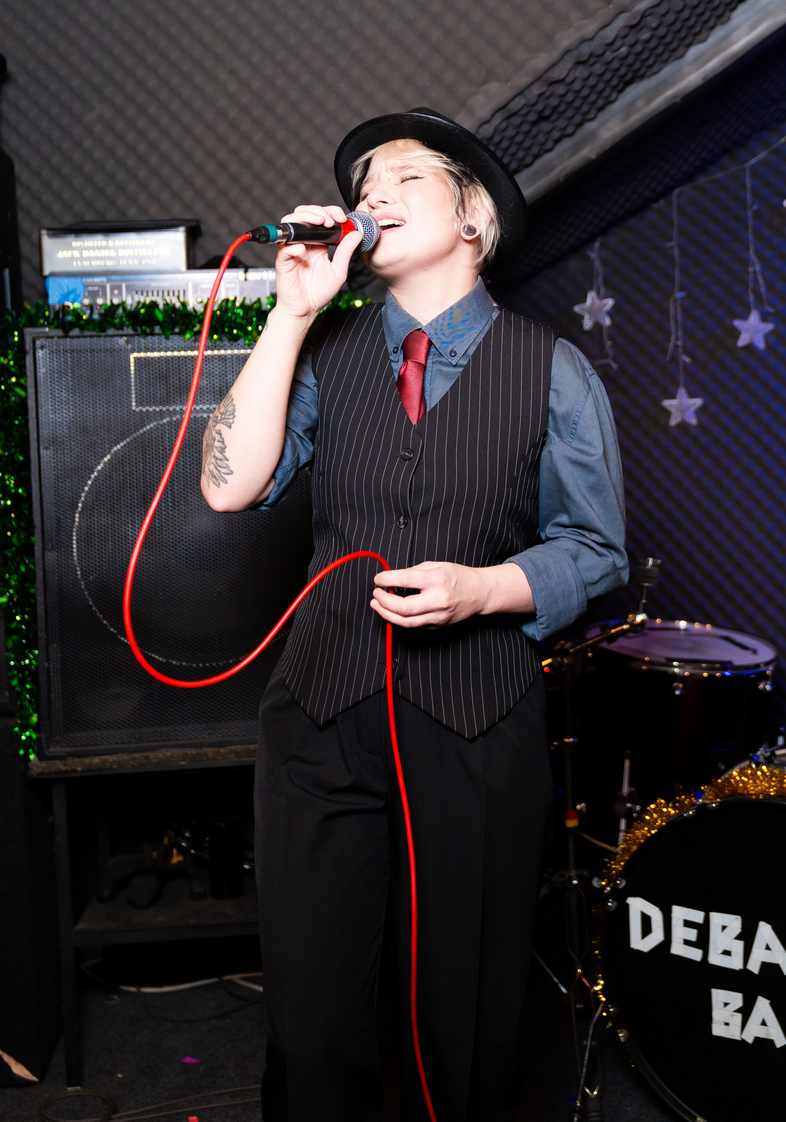 Новый год 2026. Новогодняя ночь 2026 в баре Дебошир (Debaser). Репортажный, street и urban фотограф в Санкт-Петербурге Мальцев Евгений