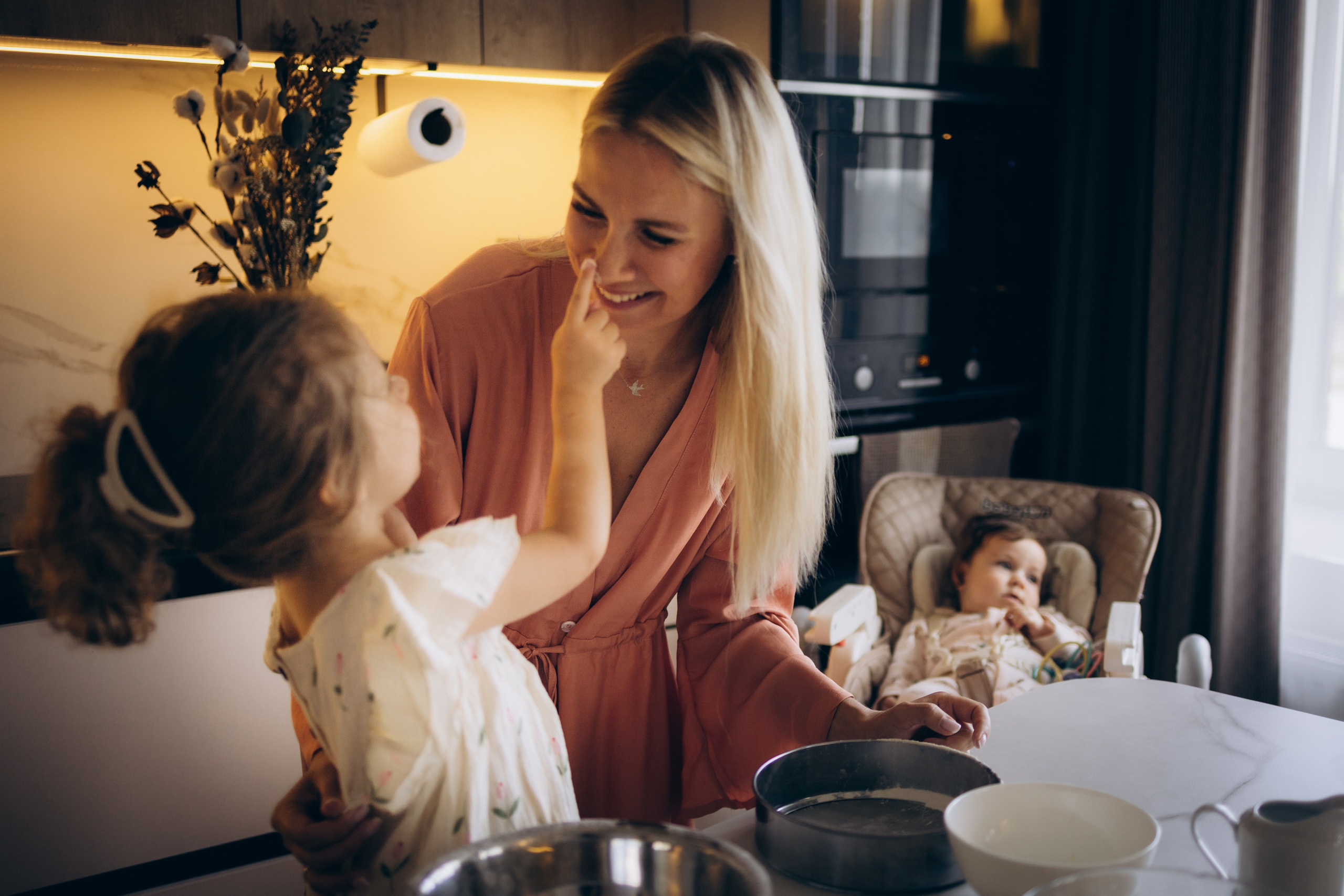 Совместное кулинарное приключение: мама и дочка готовятся к выпечке, атмосфера заполнена смехом и счастьем