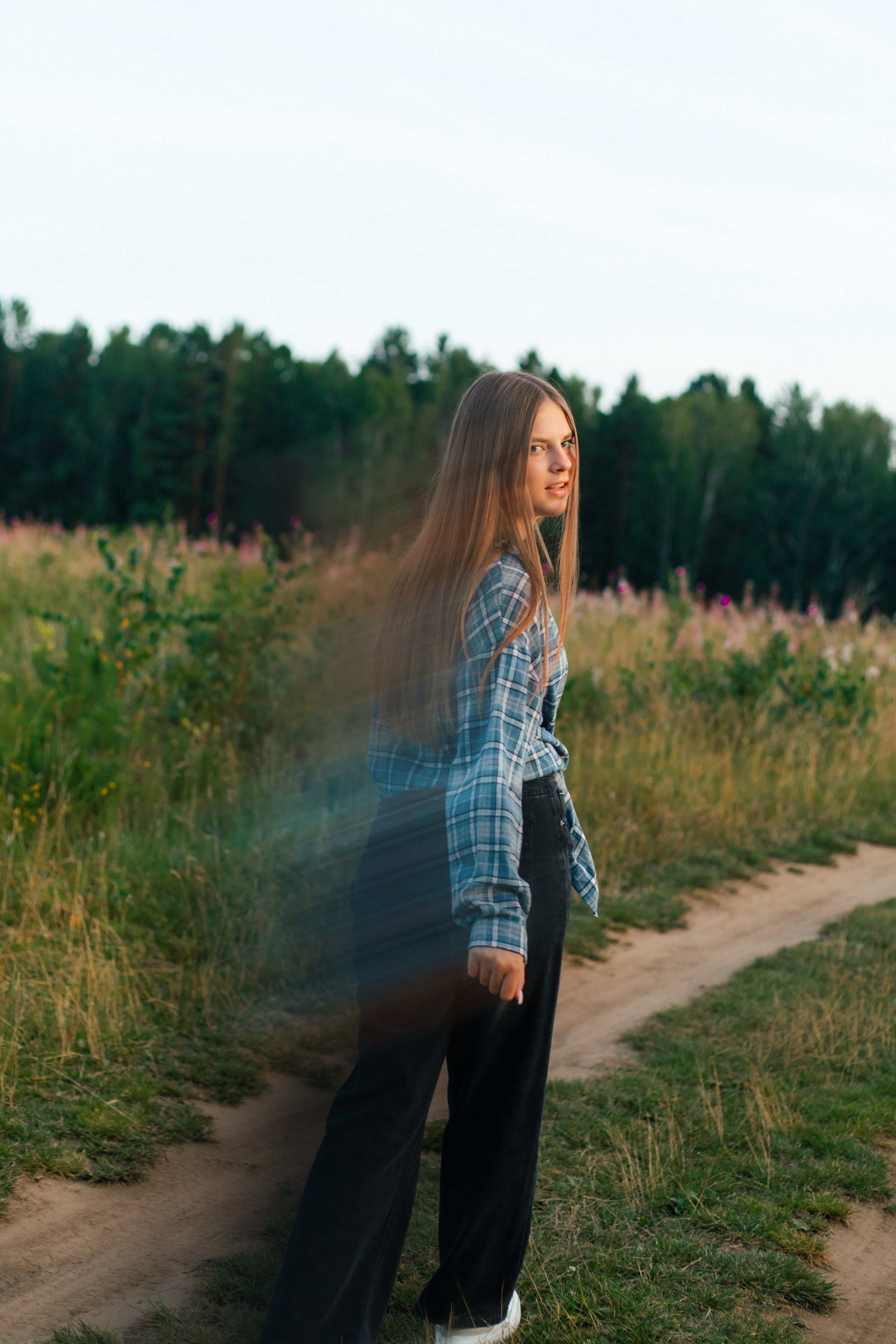 Портретная съёмка Дарьи в поле Ангарск. Фотограф Ангарск Александра Зарубина