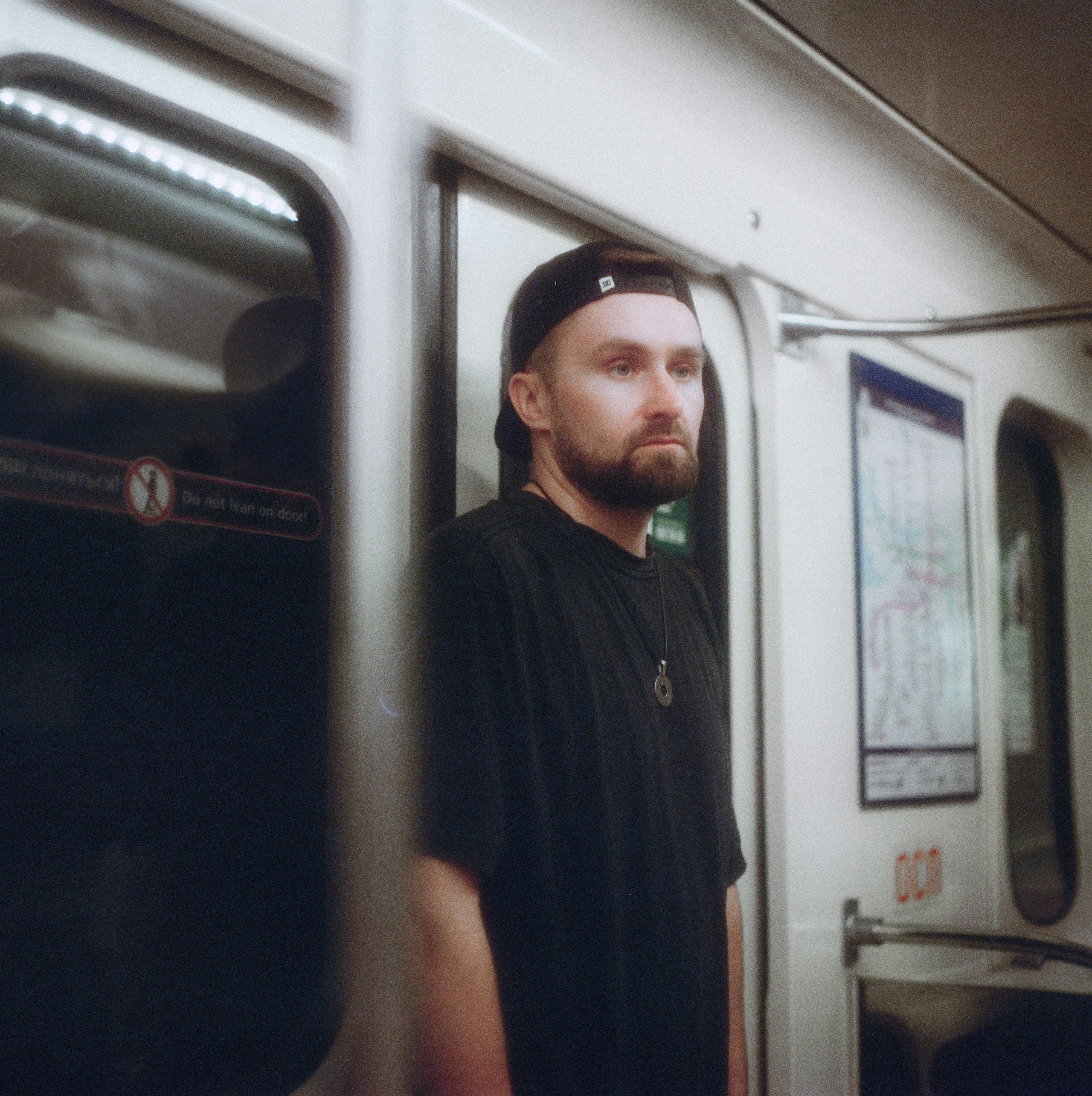 Мужской портрет на пленку в Санкт-Петербурге | Уличная фотосессия с атмосферой