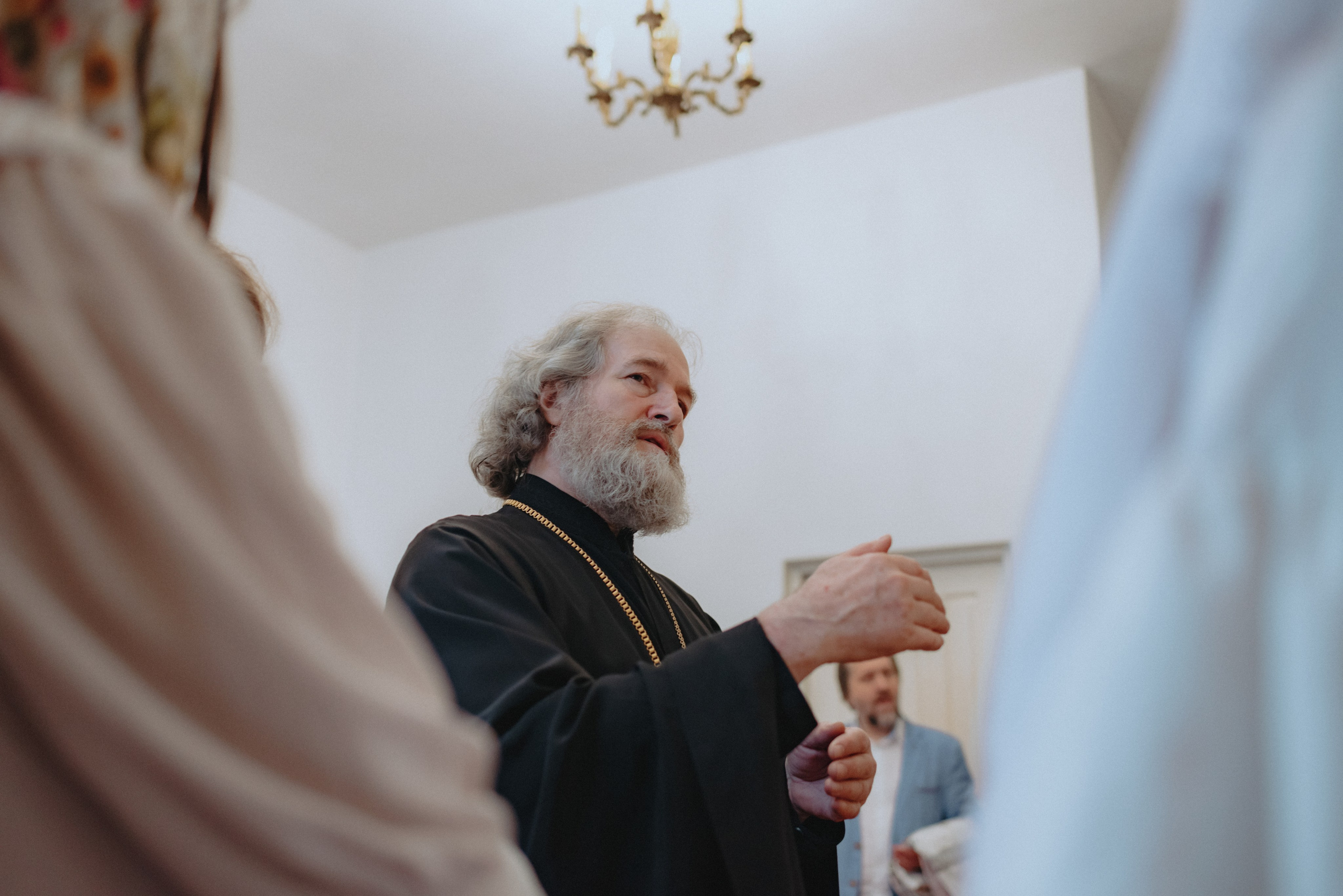 батюшка крестит ребенка в церкви