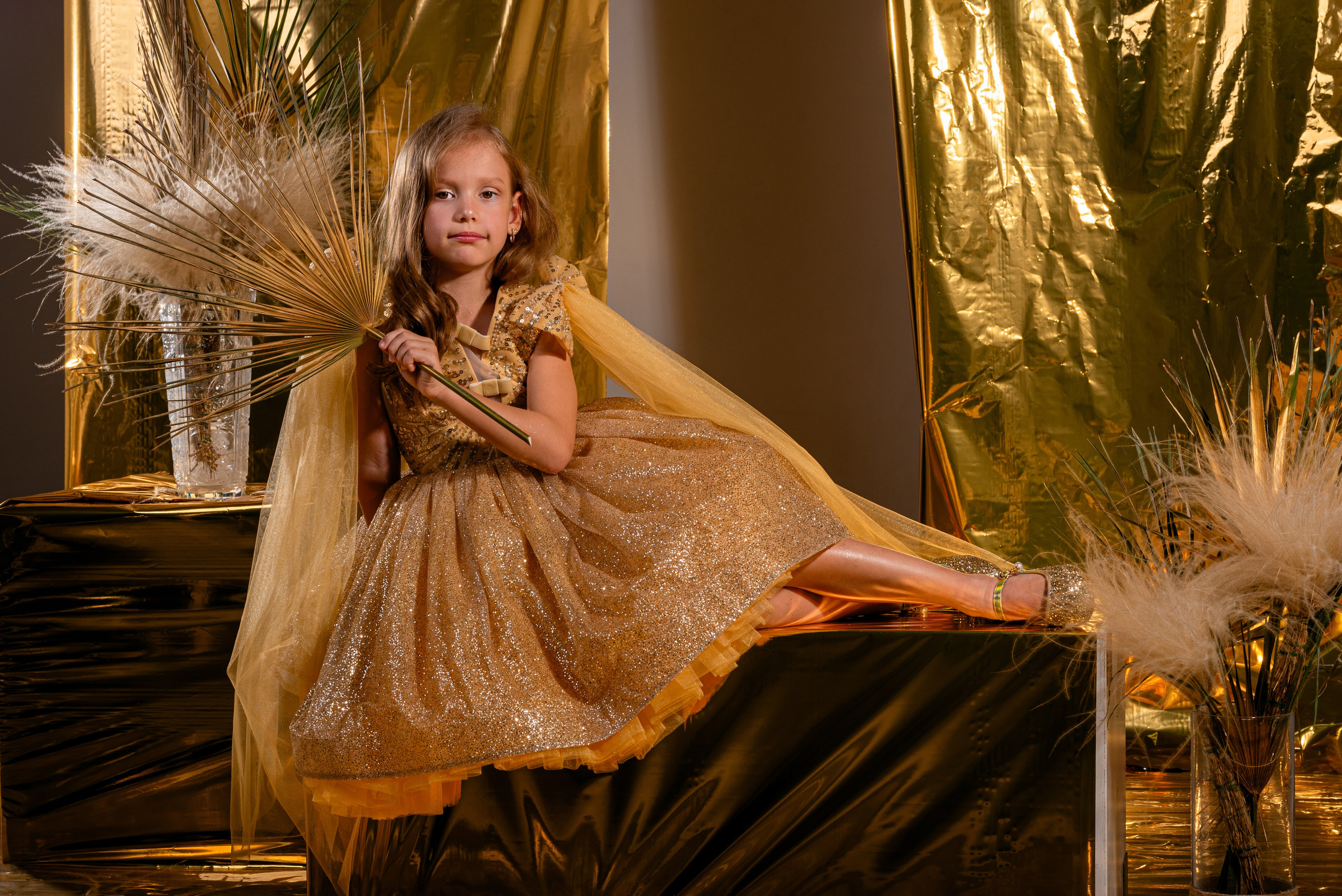 Детская профессиональная фотосессия под ключ, фотосессия в золоте. Детский студийный фотограф Сочи