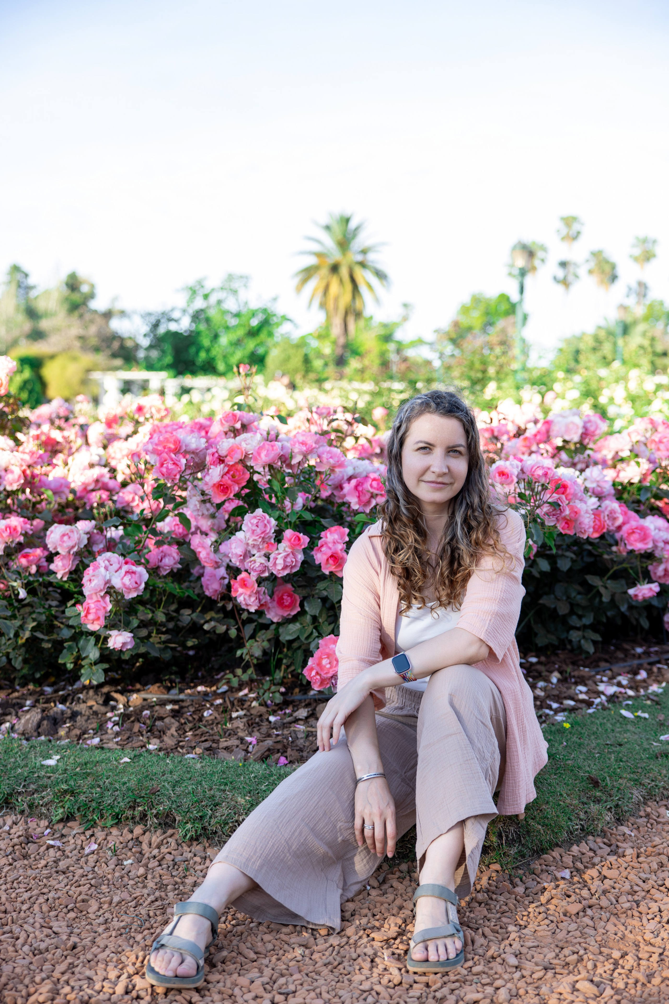 Портретная съёмка девушки в парке Роз в Буэнос-Айресе Аргентина