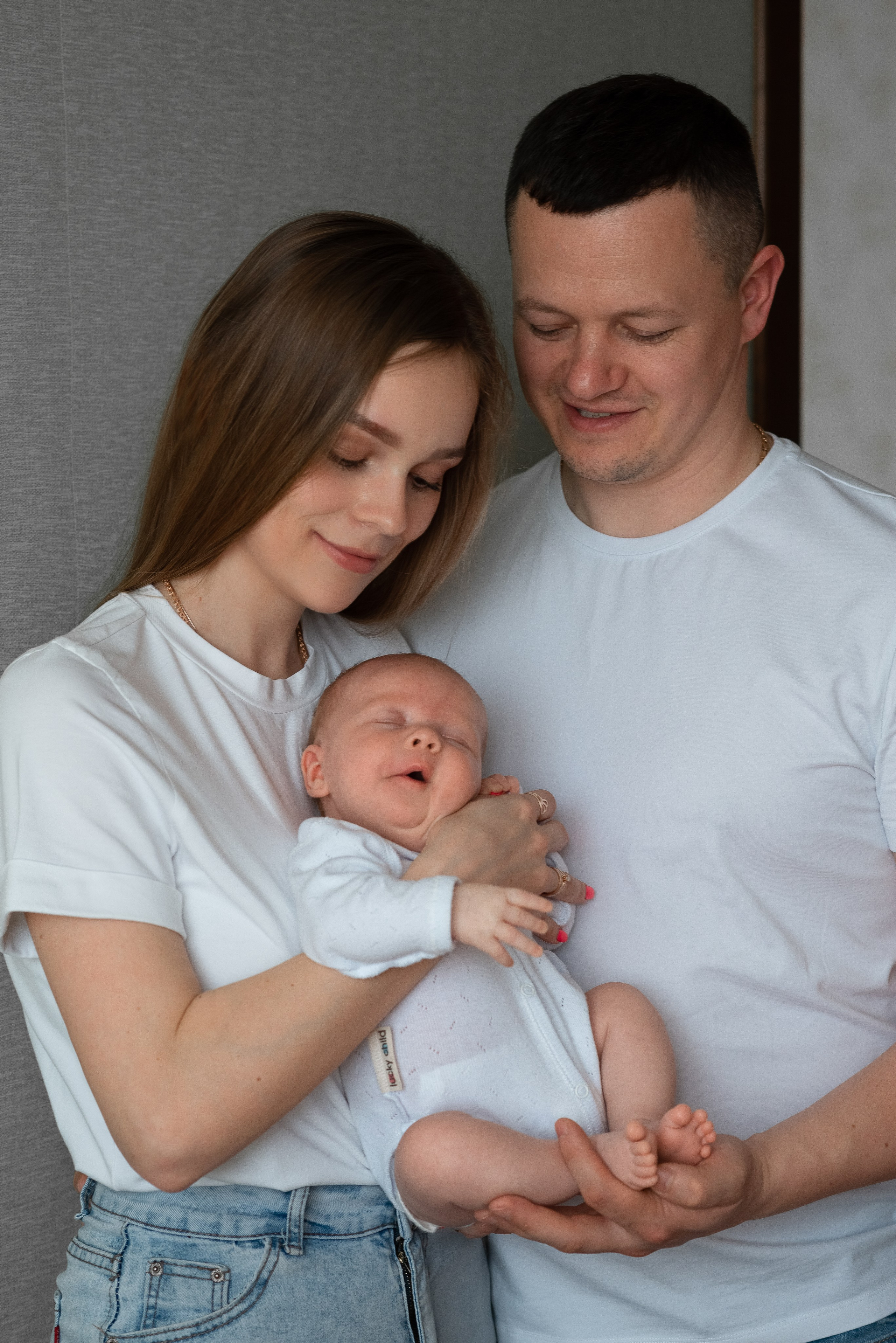 Маленькая Машенька. Семейный фотограф на выписку из роддома и крещение Минск Настя Гришук