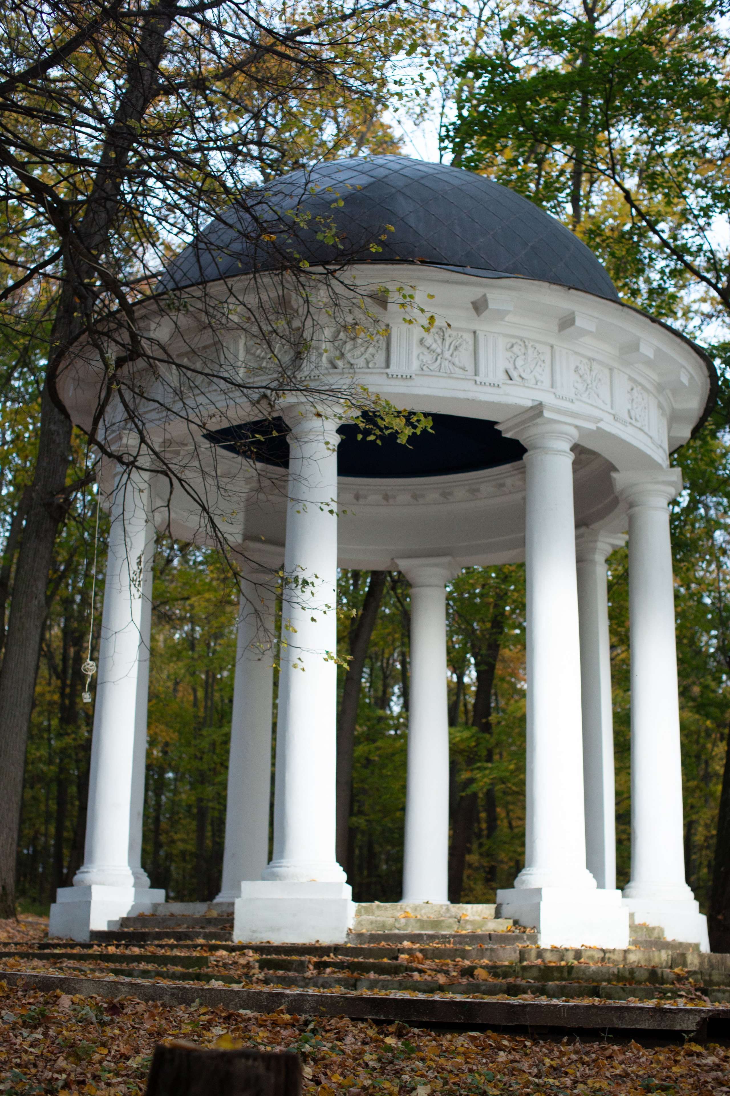 ротонда в усадьбе Суханова