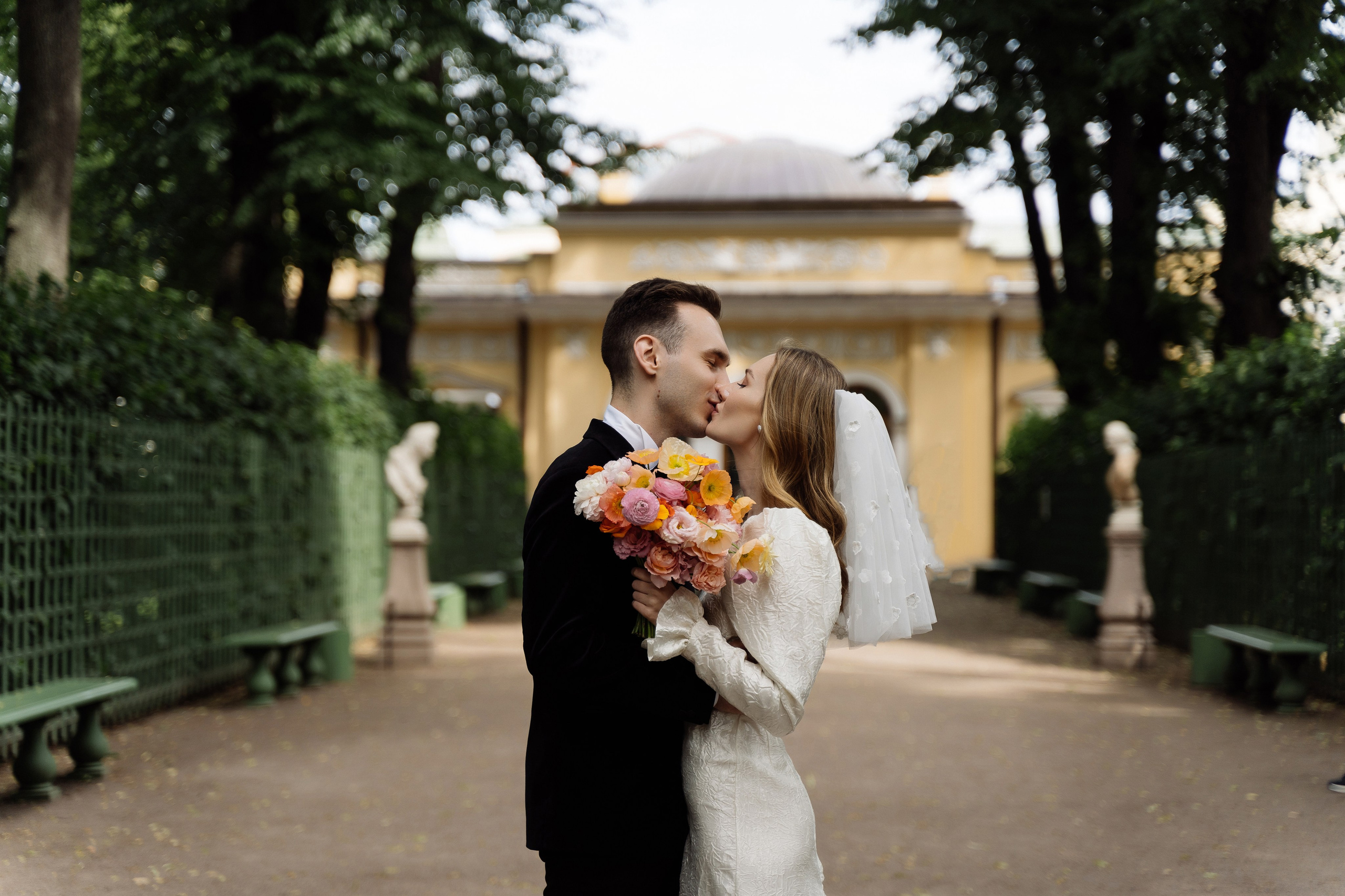 Камерная свадьба на фонтанке в сезонах. Свадебный фотограф организатор в Санкт-Петербурге Ассоль Опарина