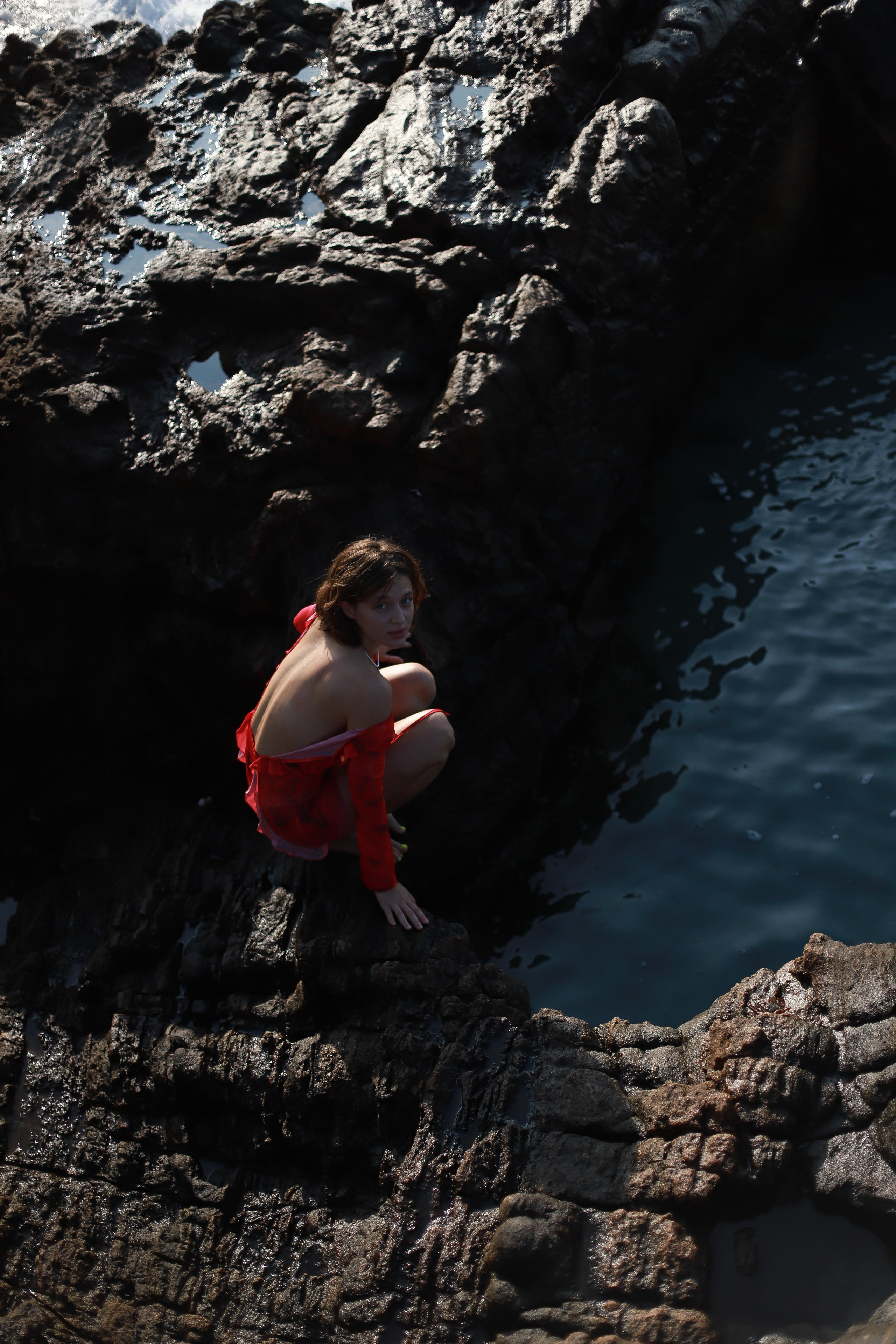 Арт-портрет в стиле 35 мм: девушка в красном платье с банановым листом в натуральном бассейне | Вера Казанцева — фотограф Шри-Ланка. Фотограф на Шри-Ланке