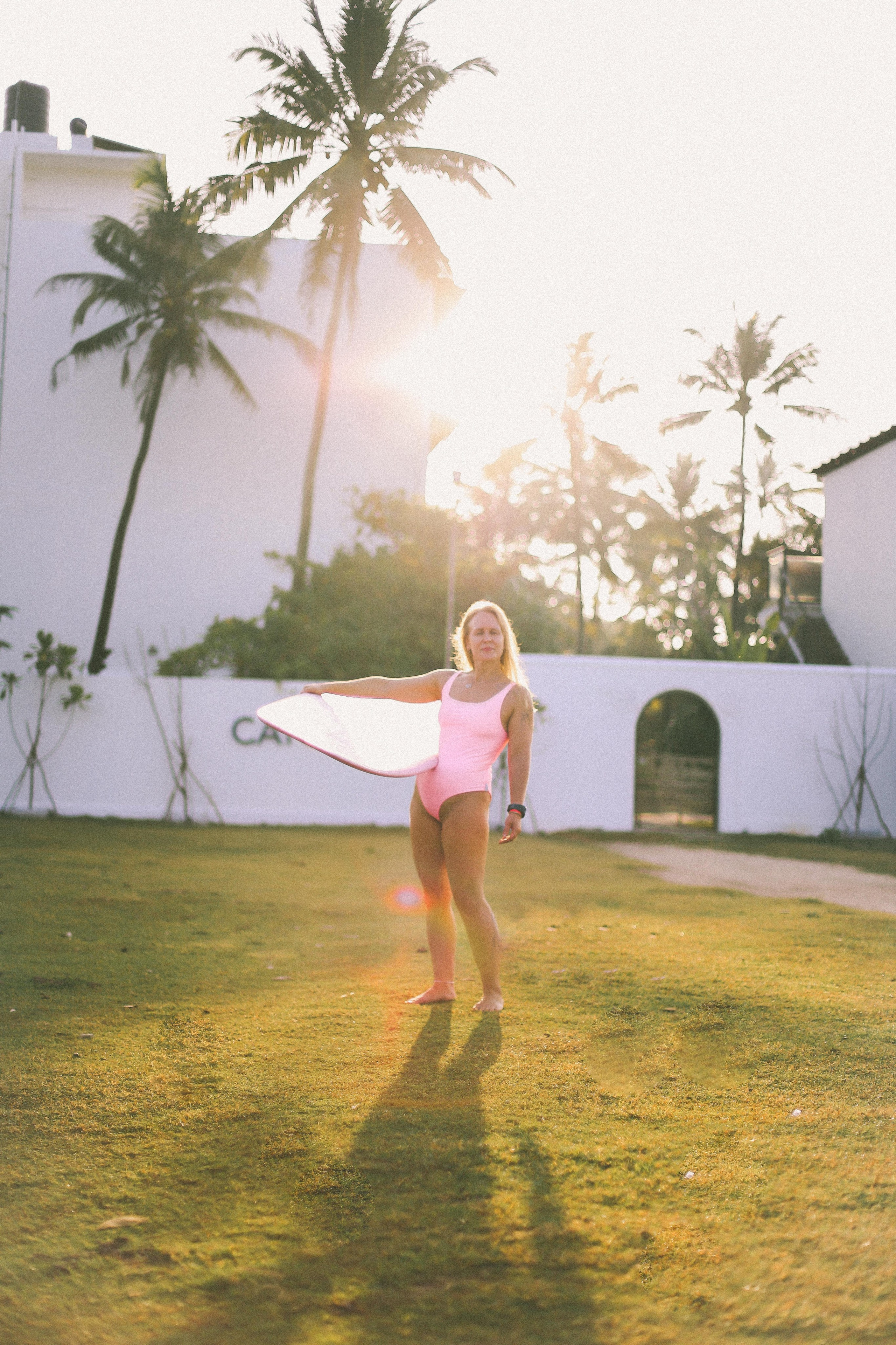 Съемка серфинга на рассвете | Девушка с доской Ross Concept на Coconut Beach. Фотограф на Шри-Ланке