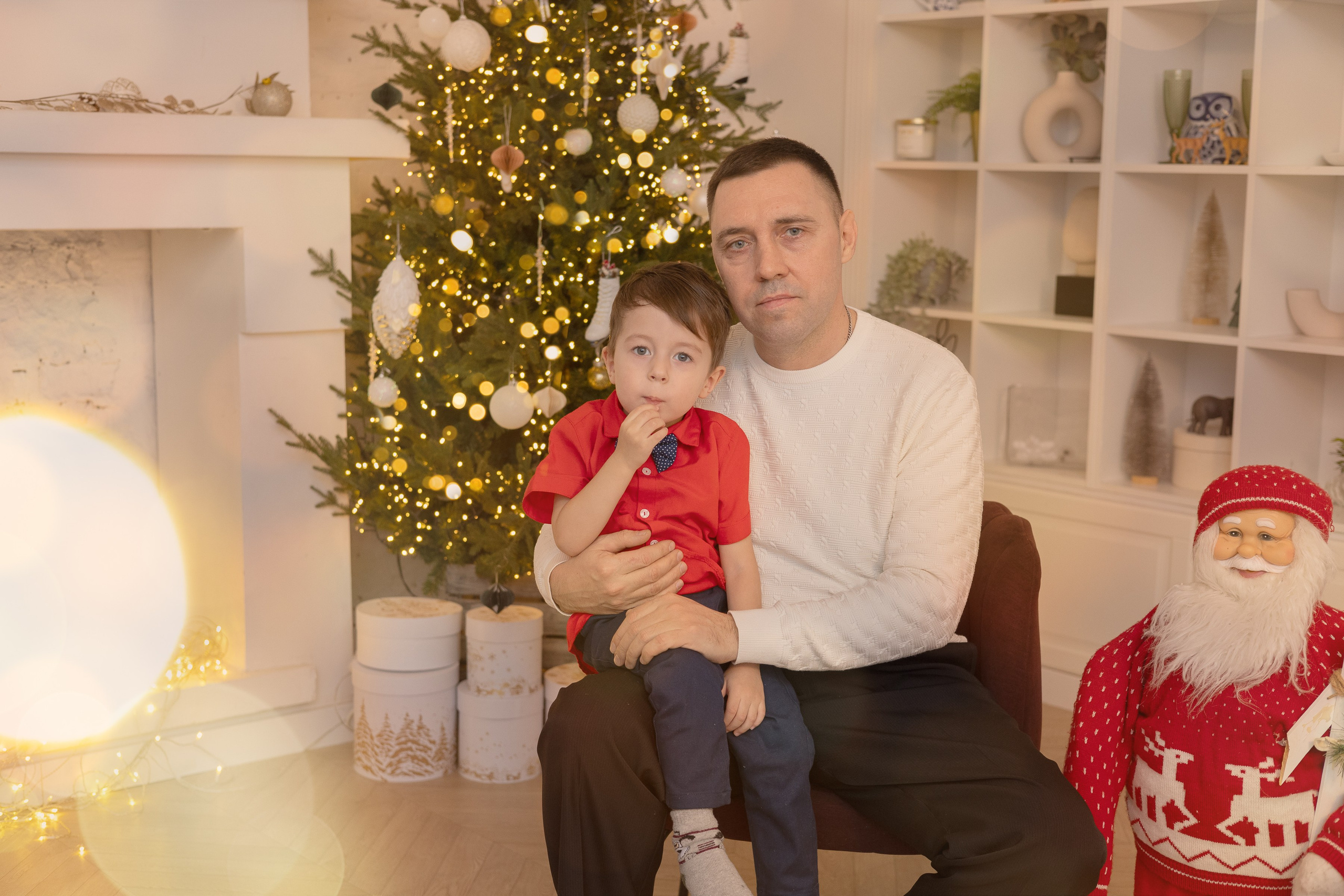 Детская новогодняя фотосессия в студии Ижевска для озорного Данила